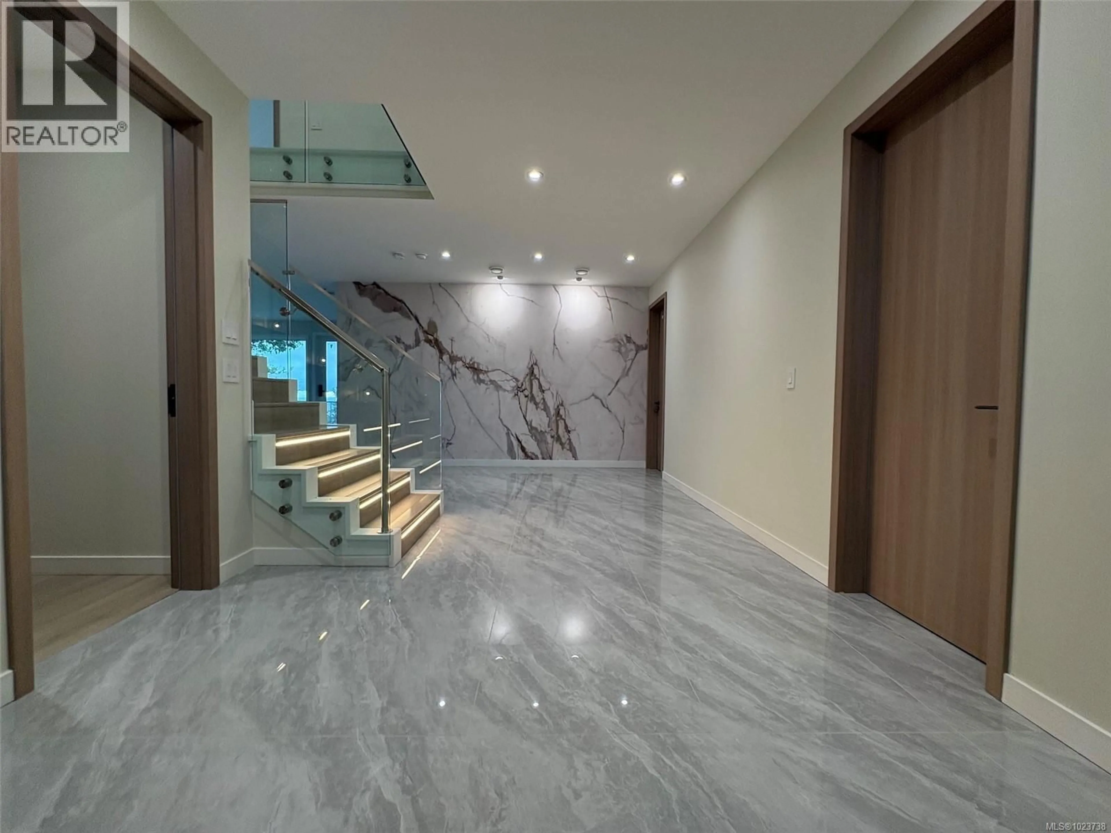 Indoor foyer for 5055 BANNING COURT, Nanaimo British Columbia V9V0A2