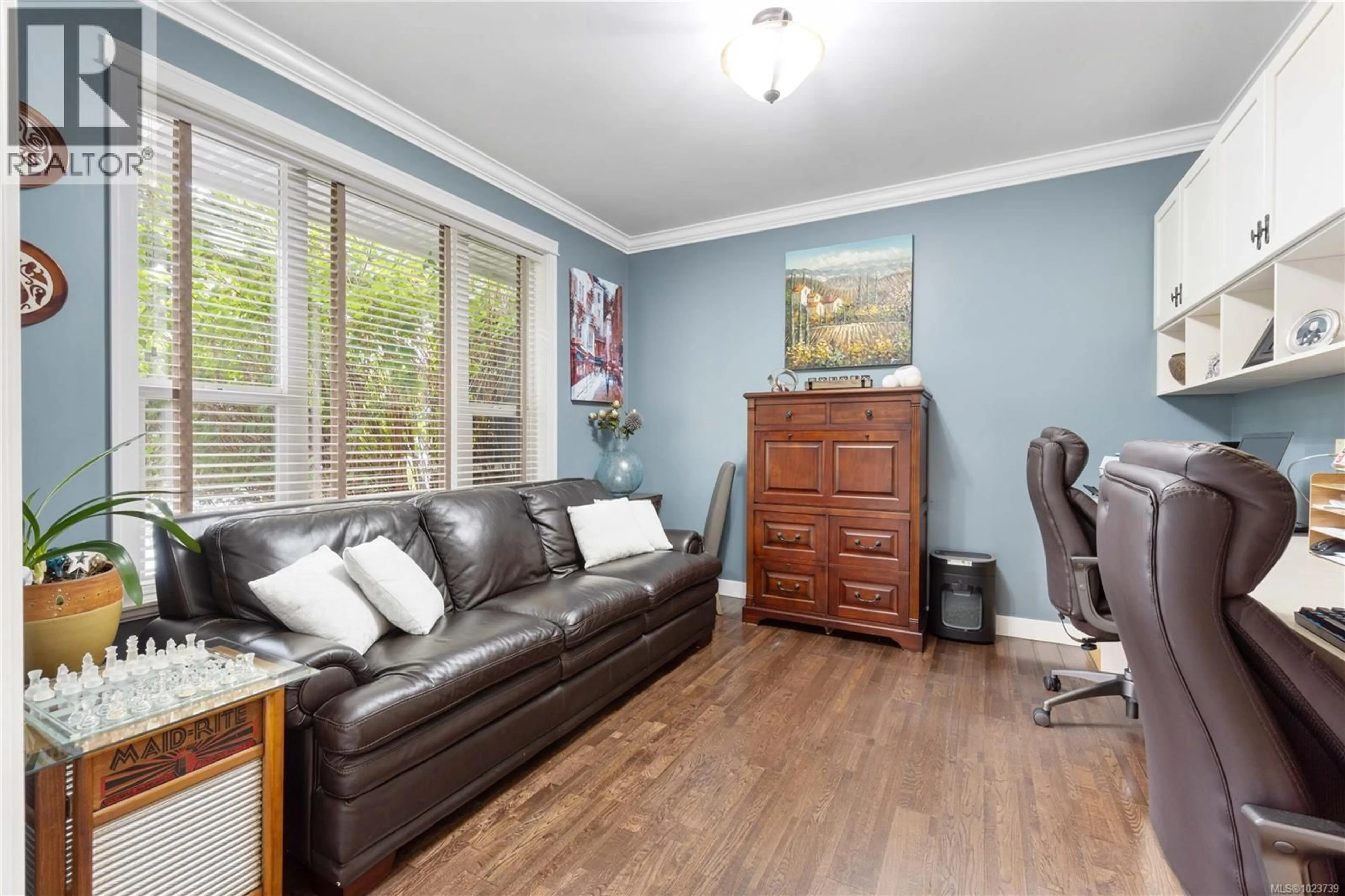 Living room with furniture, wood/laminate floor for 2920 AQUARIAN PLACE, Nanaimo British Columbia V9X1N9