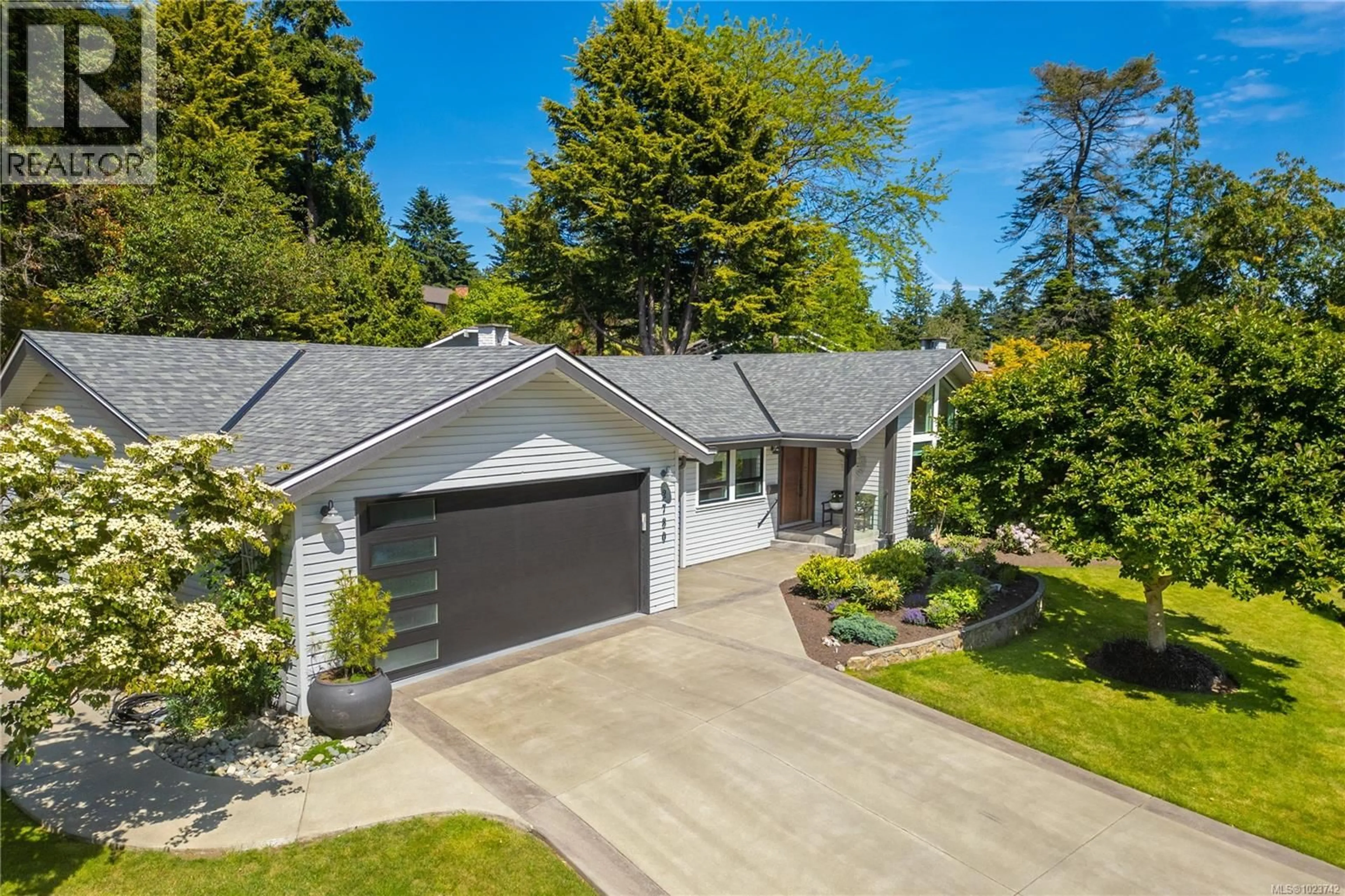 A pic from outside/outdoor area/front of a property/back of a property/a pic from drone, street for 2780 ARBUTUS ROAD, Saanich British Columbia V8N5X4