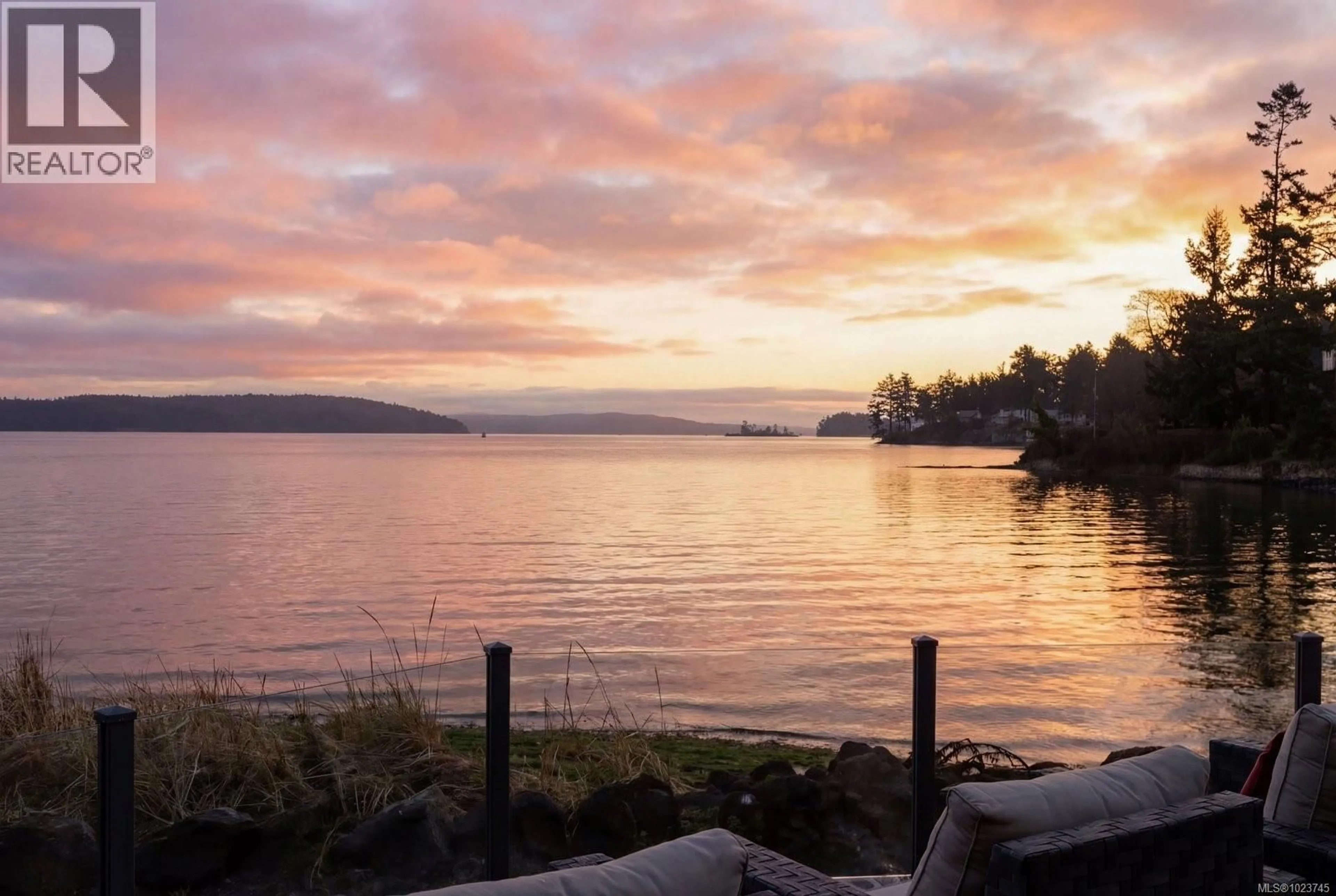 Blurry image for 10239 FIFTH STREET, Sidney British Columbia V8L2Y4