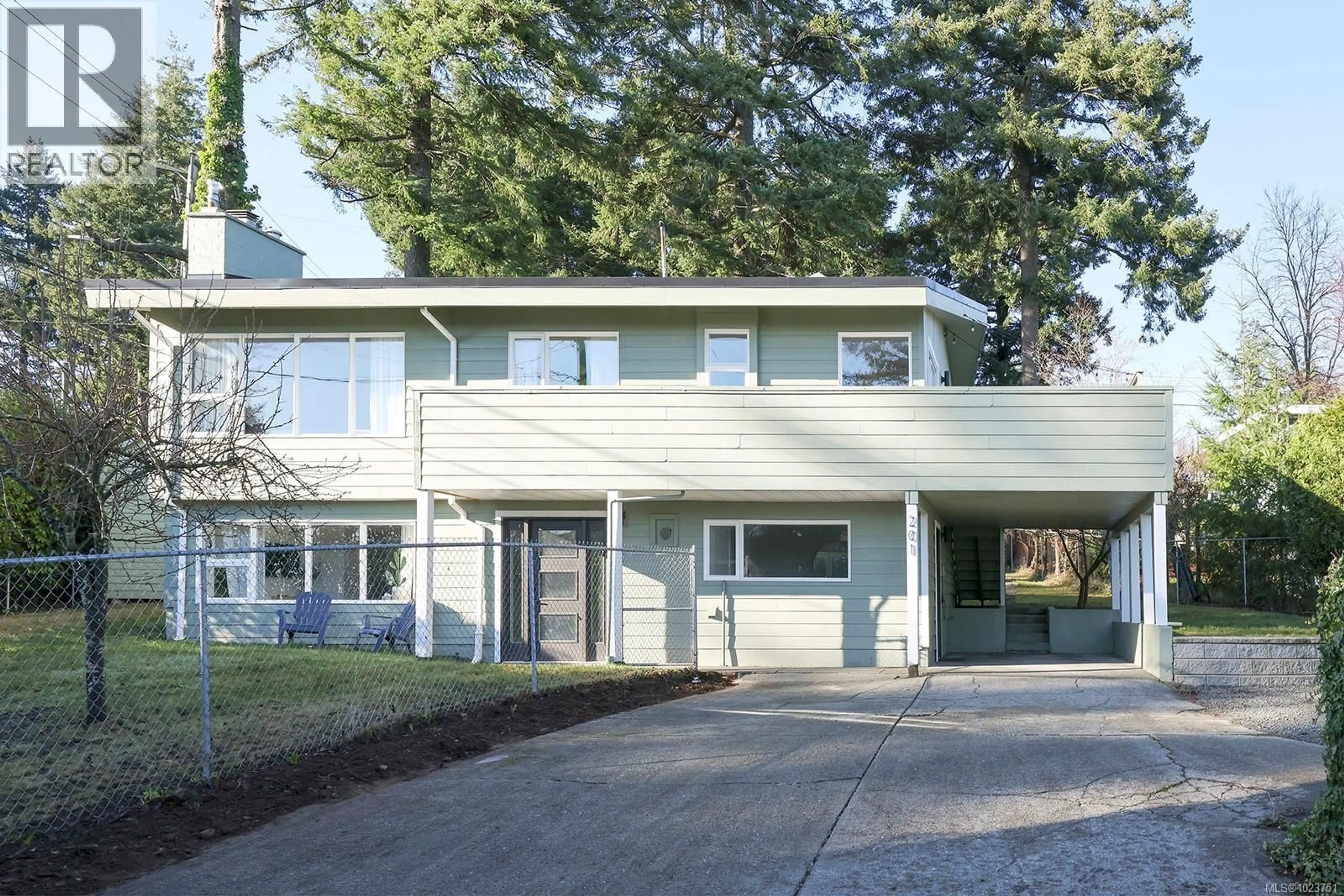 Home with vinyl exterior material, street for 201 MCCARTHY STREET, Campbell River British Columbia V9W2R4