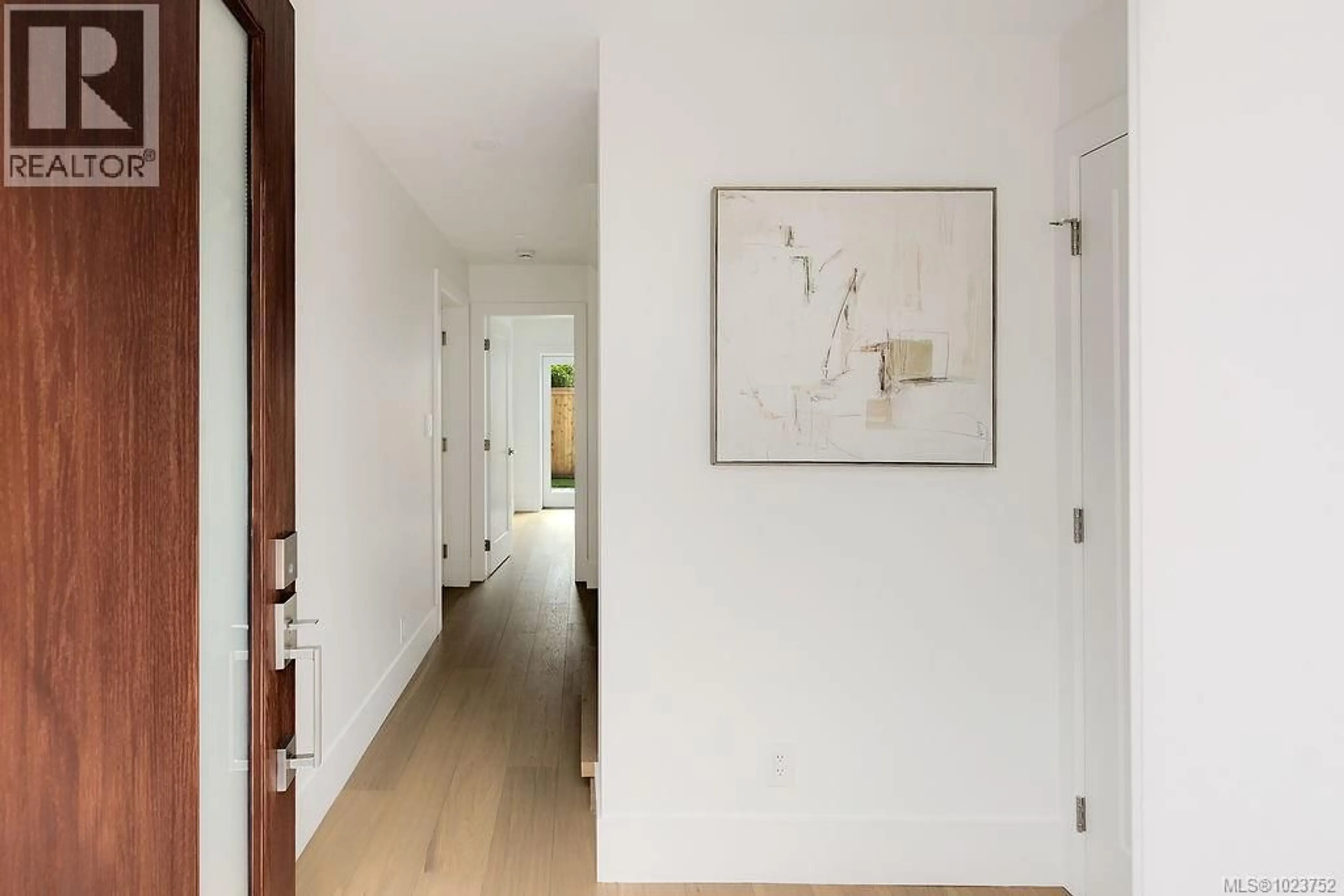 Indoor entryway for 3 - 2268 BOWKER AVENUE, Oak Bay British Columbia V8R2E4