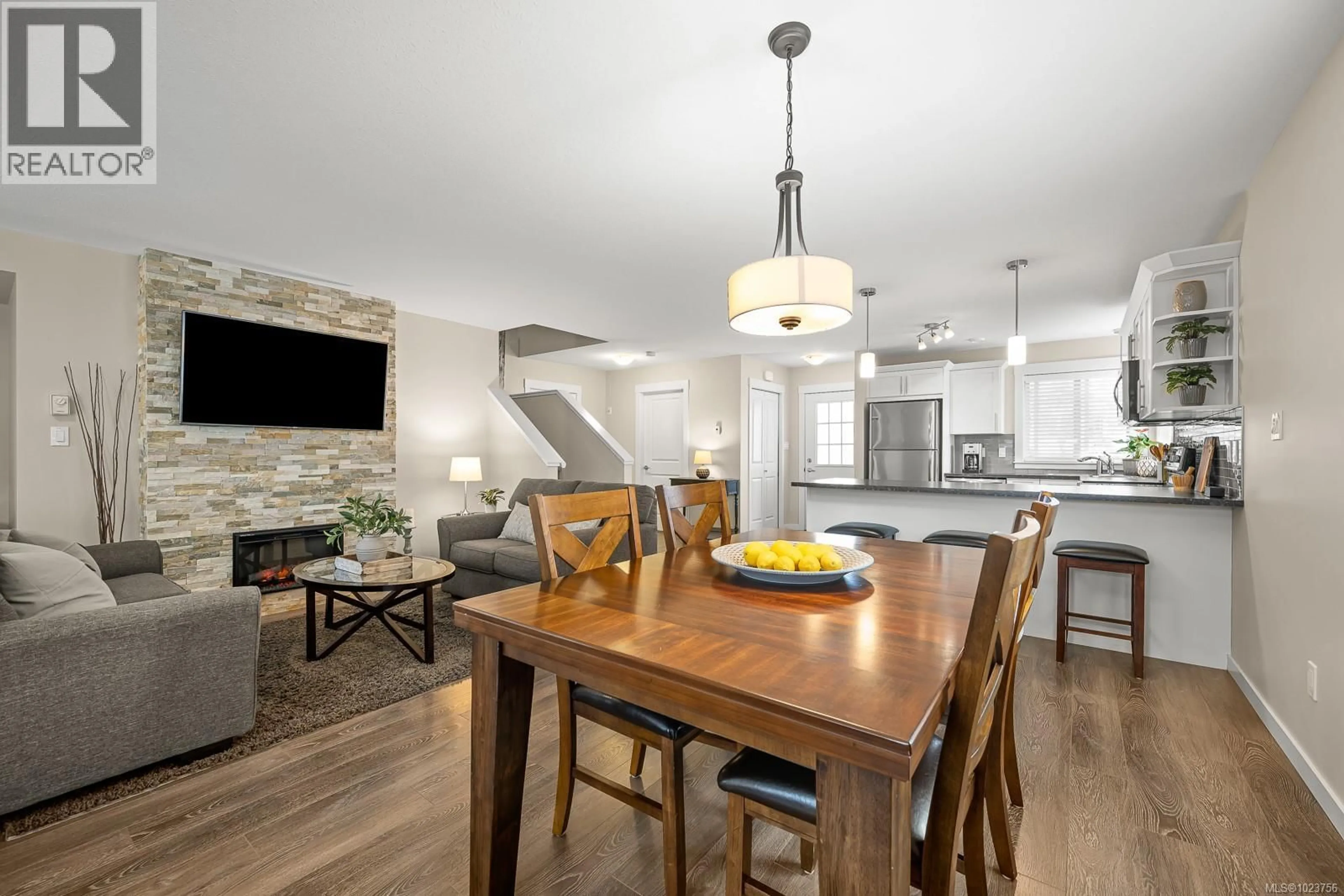 Open concept kitchen, wood/laminate floor for 817 TRACKER PLACE, Comox British Columbia V9M4E8