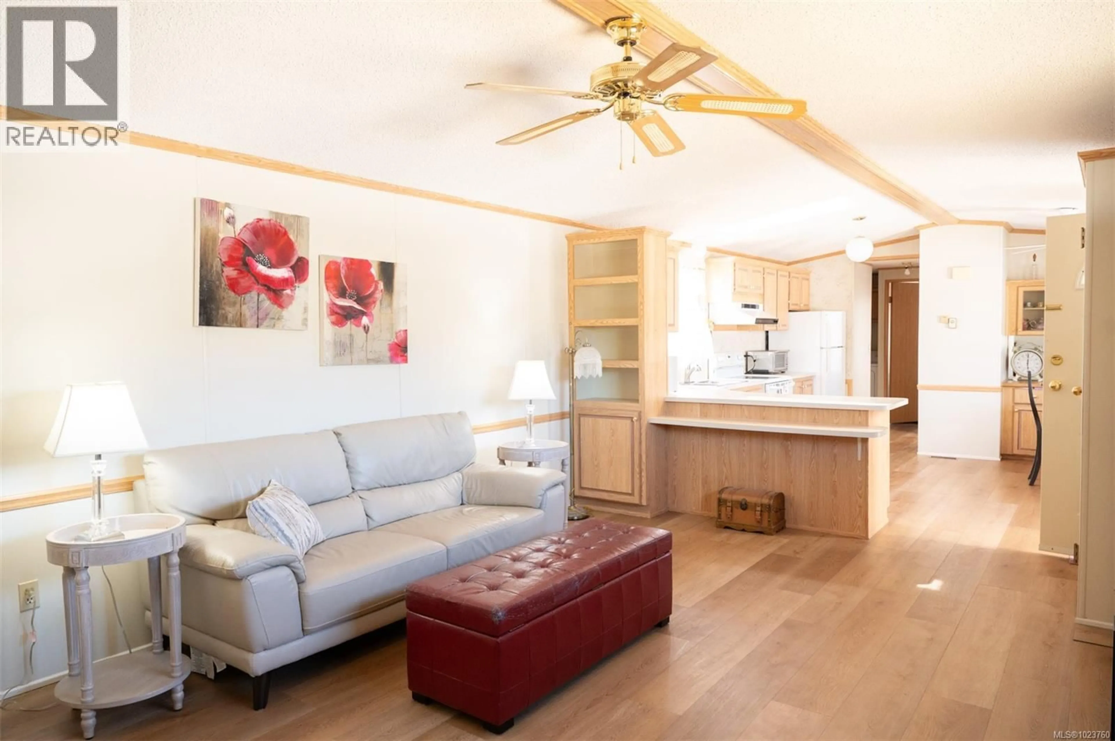 Living room with furniture, wood/laminate floor for 32 - 450 STANFORD AVENUE EAST, Parksville British Columbia V9P1V8