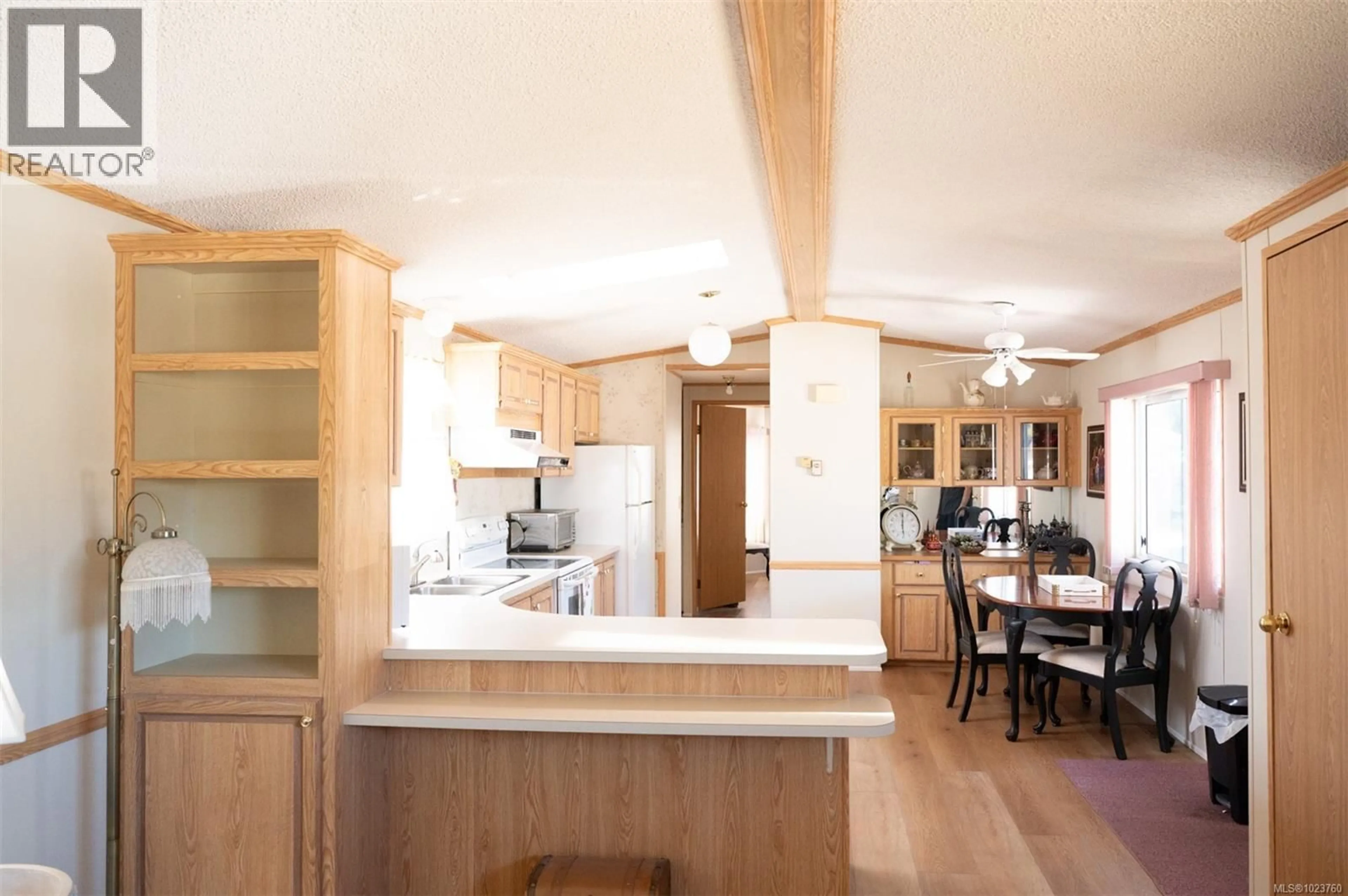 Open concept kitchen, wood/laminate floor for 32 - 450 STANFORD AVENUE EAST, Parksville British Columbia V9P1V8