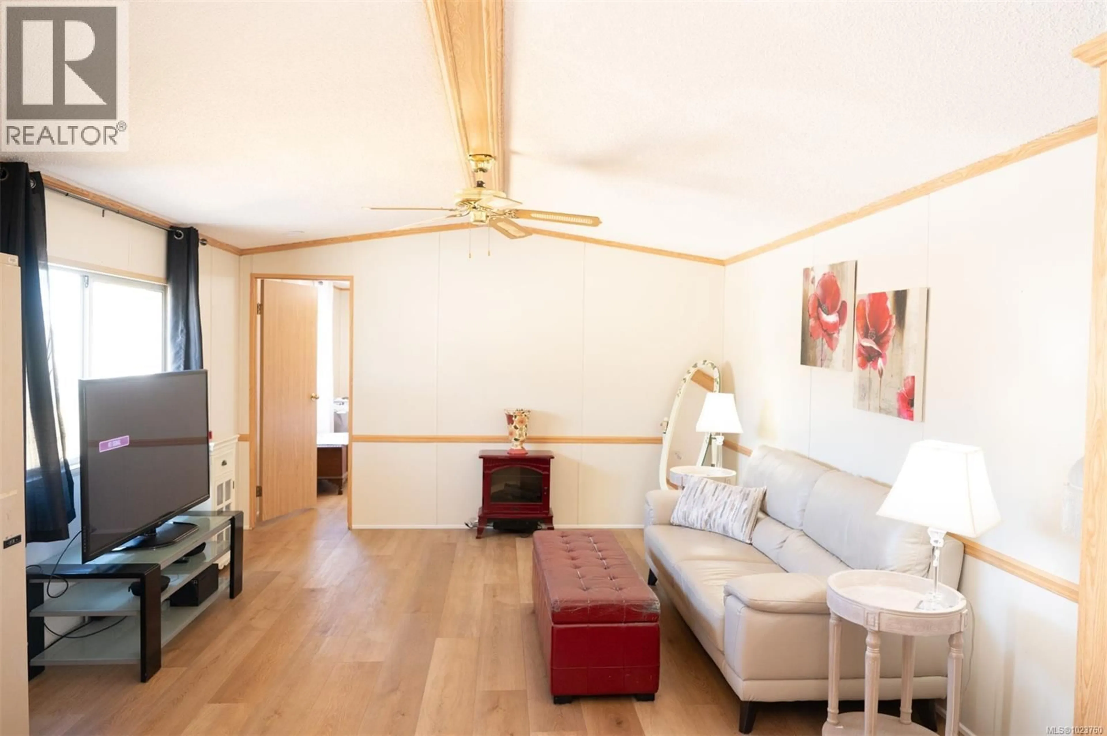 Living room with furniture, wood/laminate floor for 32 - 450 STANFORD AVENUE EAST, Parksville British Columbia V9P1V8