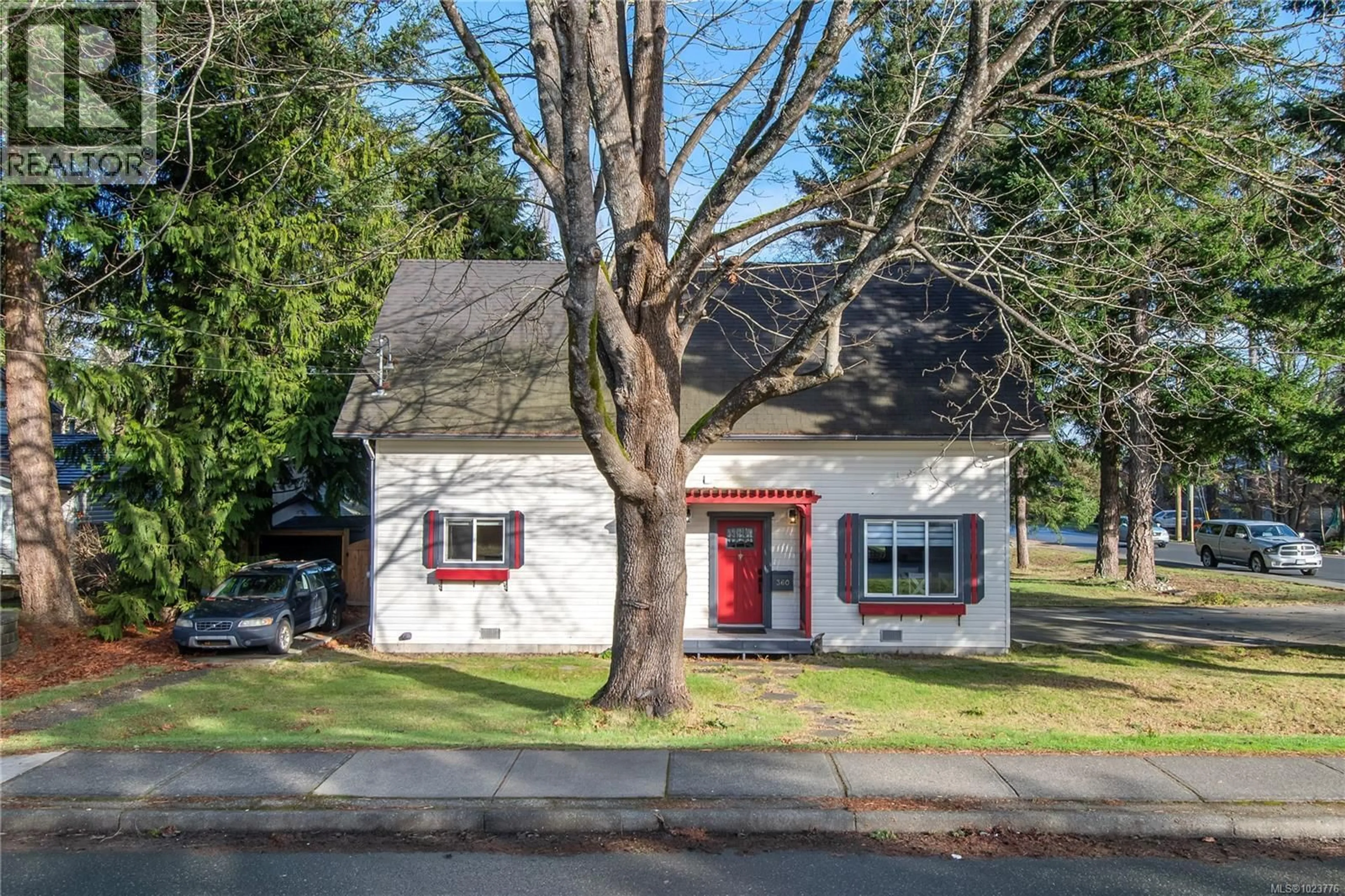 Home with vinyl exterior material, street for 360 HARROGATE ROAD, Campbell River British Columbia V9W1W2