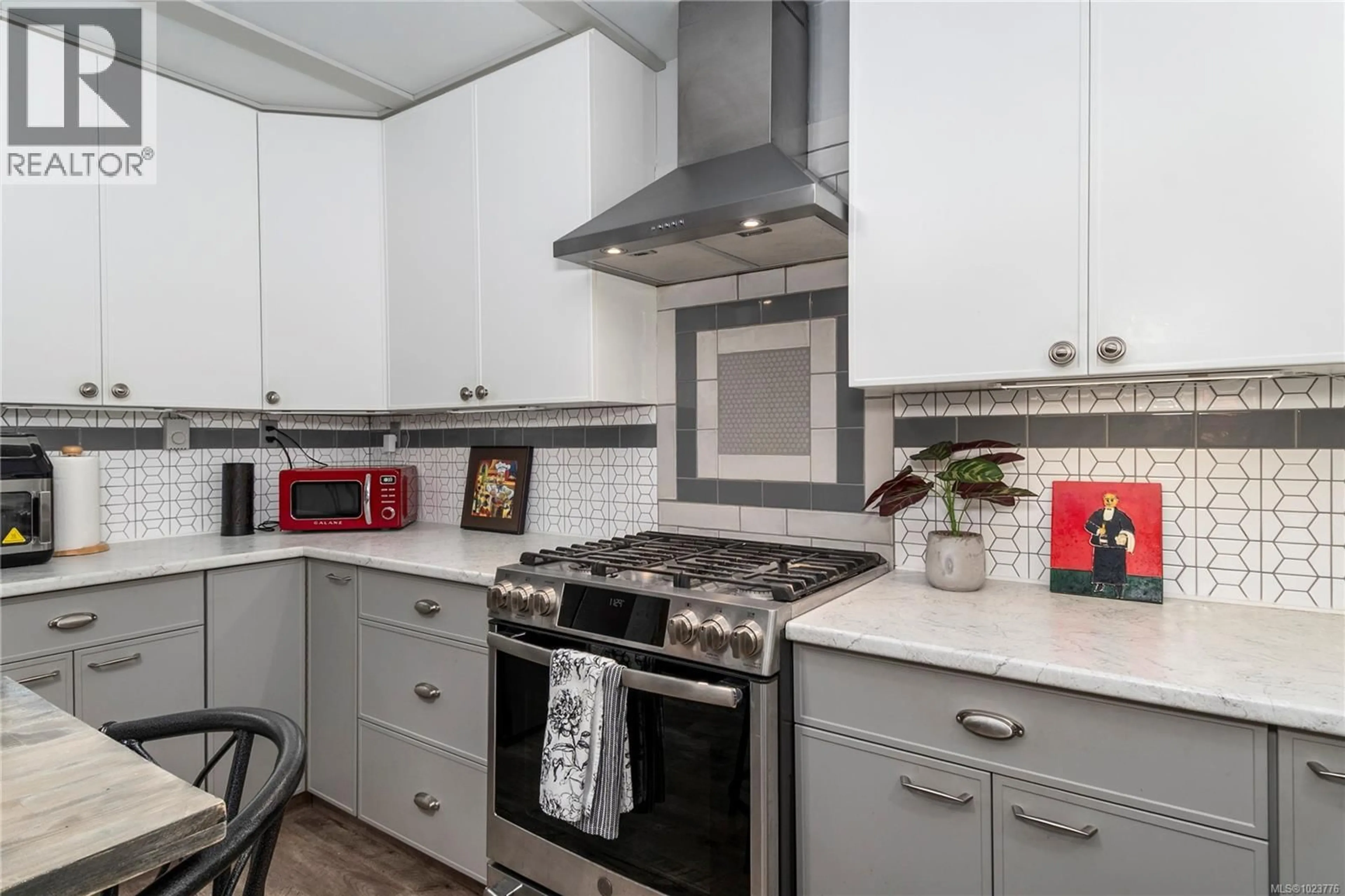 Contemporary kitchen, ceramic/tile floor for 360 HARROGATE ROAD, Campbell River British Columbia V9W1W2