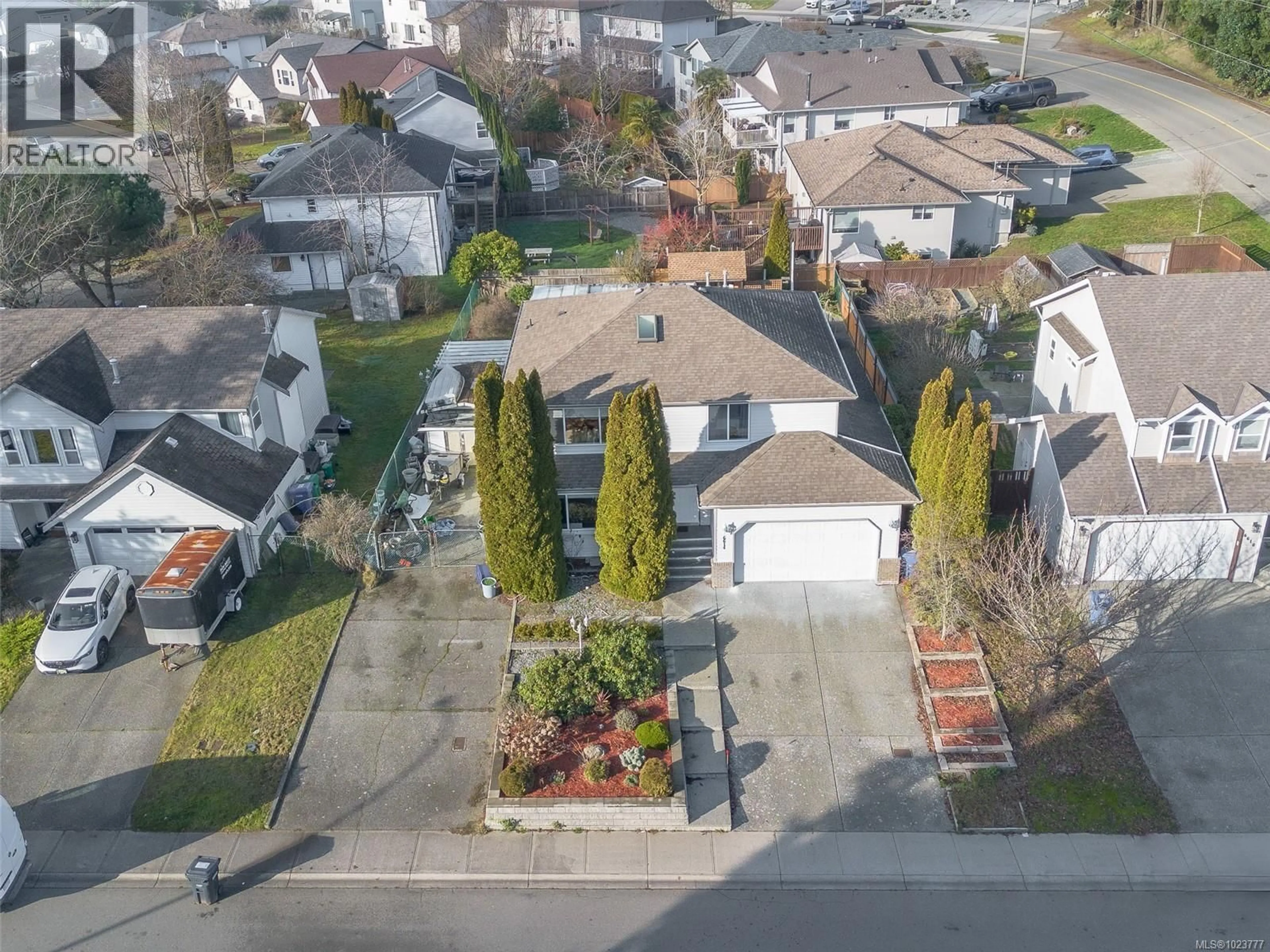 A pic from outside/outdoor area/front of a property/back of a property/a pic from drone, street for 6614 EVEREST DRIVE, Nanaimo British Columbia V9T6H6