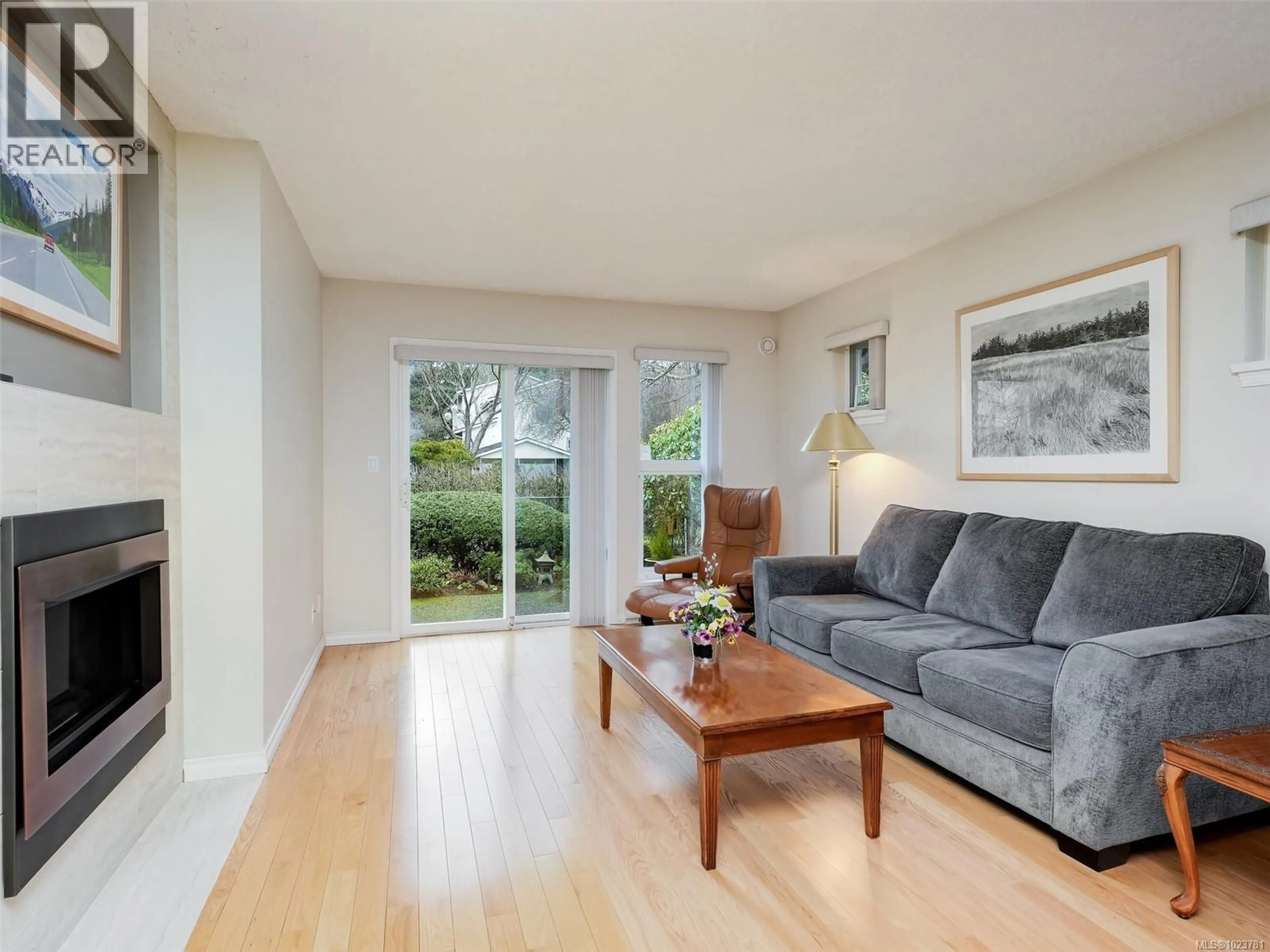 Living room with furniture, wood/laminate floor for 2 - 1473 GARNET ROAD, Saanich British Columbia V8P5T5