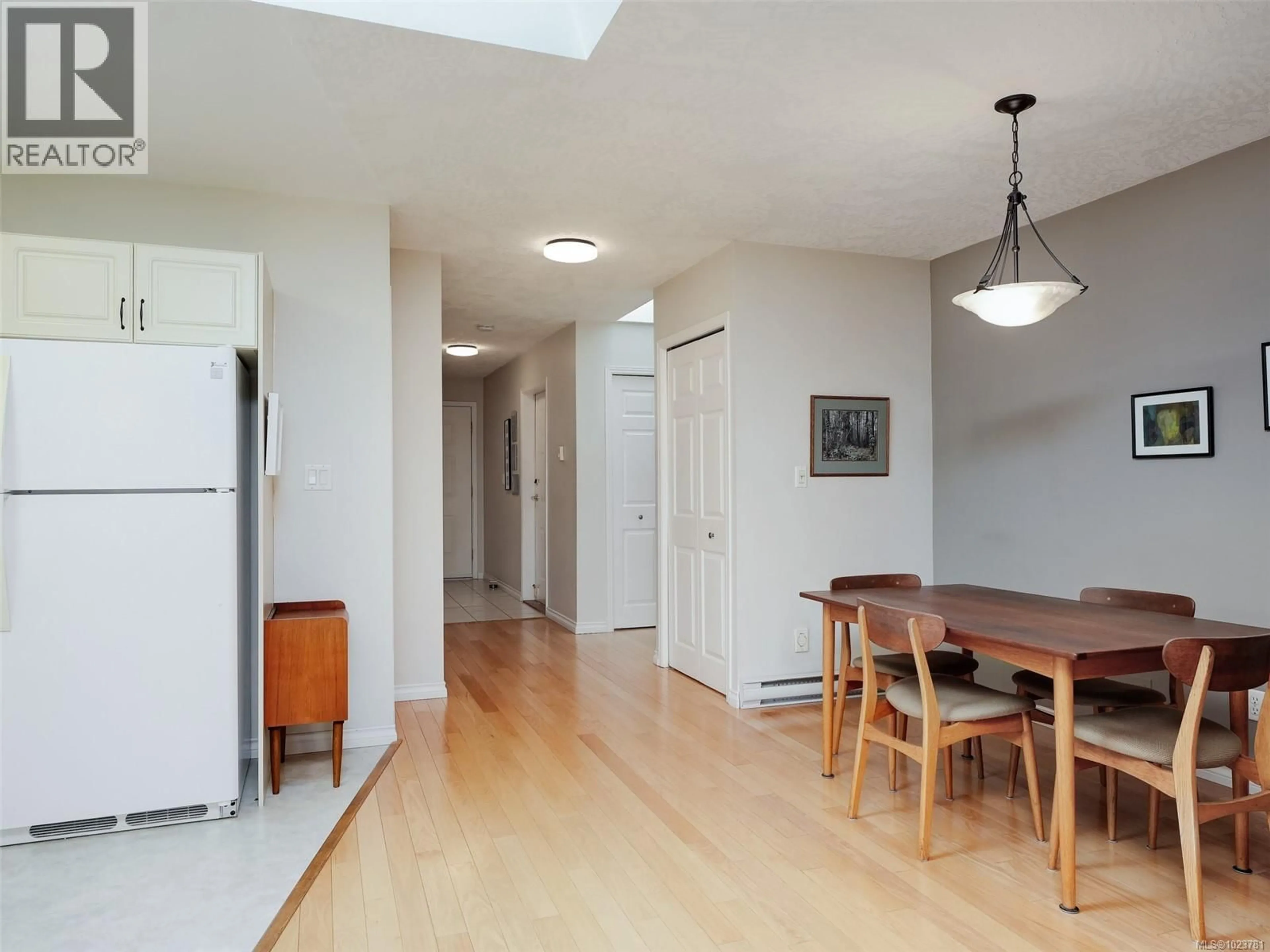 Unknown for 2 - 1473 GARNET ROAD, Saanich British Columbia V8P5T5