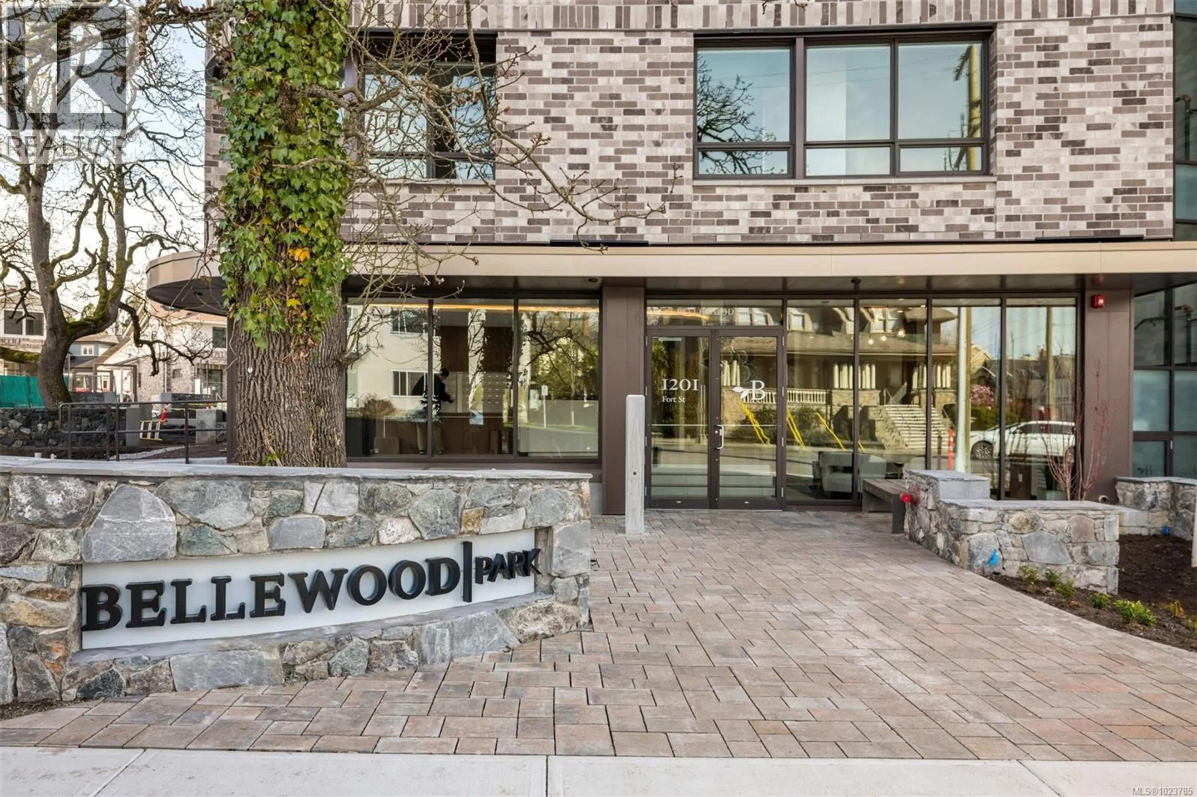 Indoor foyer for 601 - 1201 FORT STREET, Victoria British Columbia V8V0G1