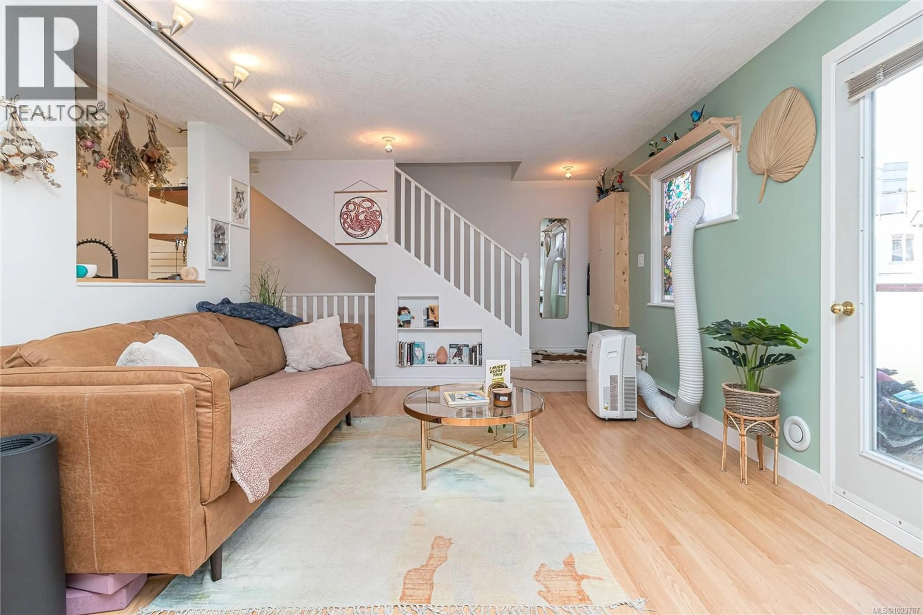 Living room with furniture, unknown for 10 - 930 NORTH PARK STREET, Victoria British Columbia V8T1C6