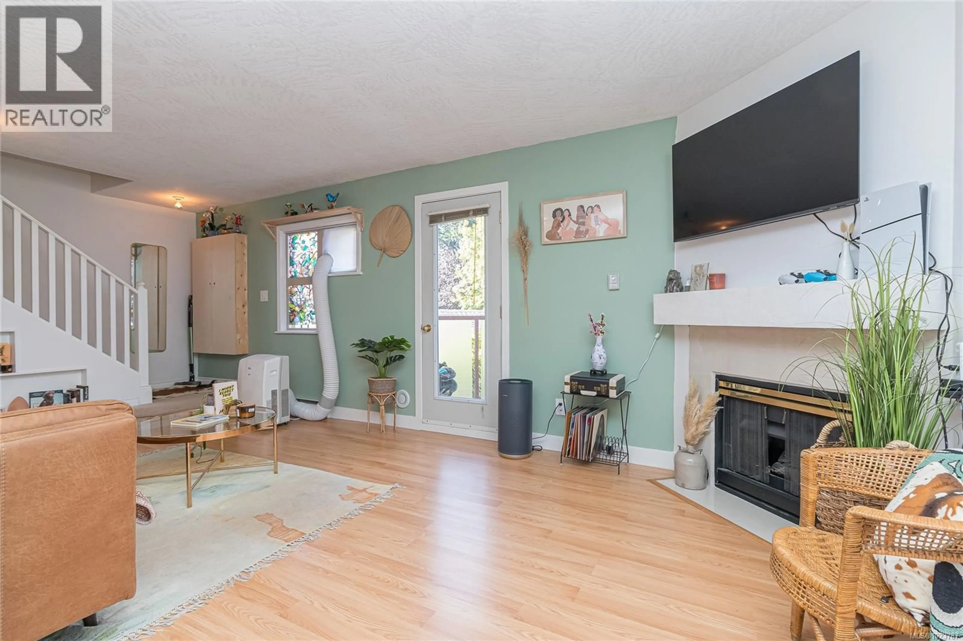Living room with furniture, wood/laminate floor for 10 - 930 NORTH PARK STREET, Victoria British Columbia V8T1C6