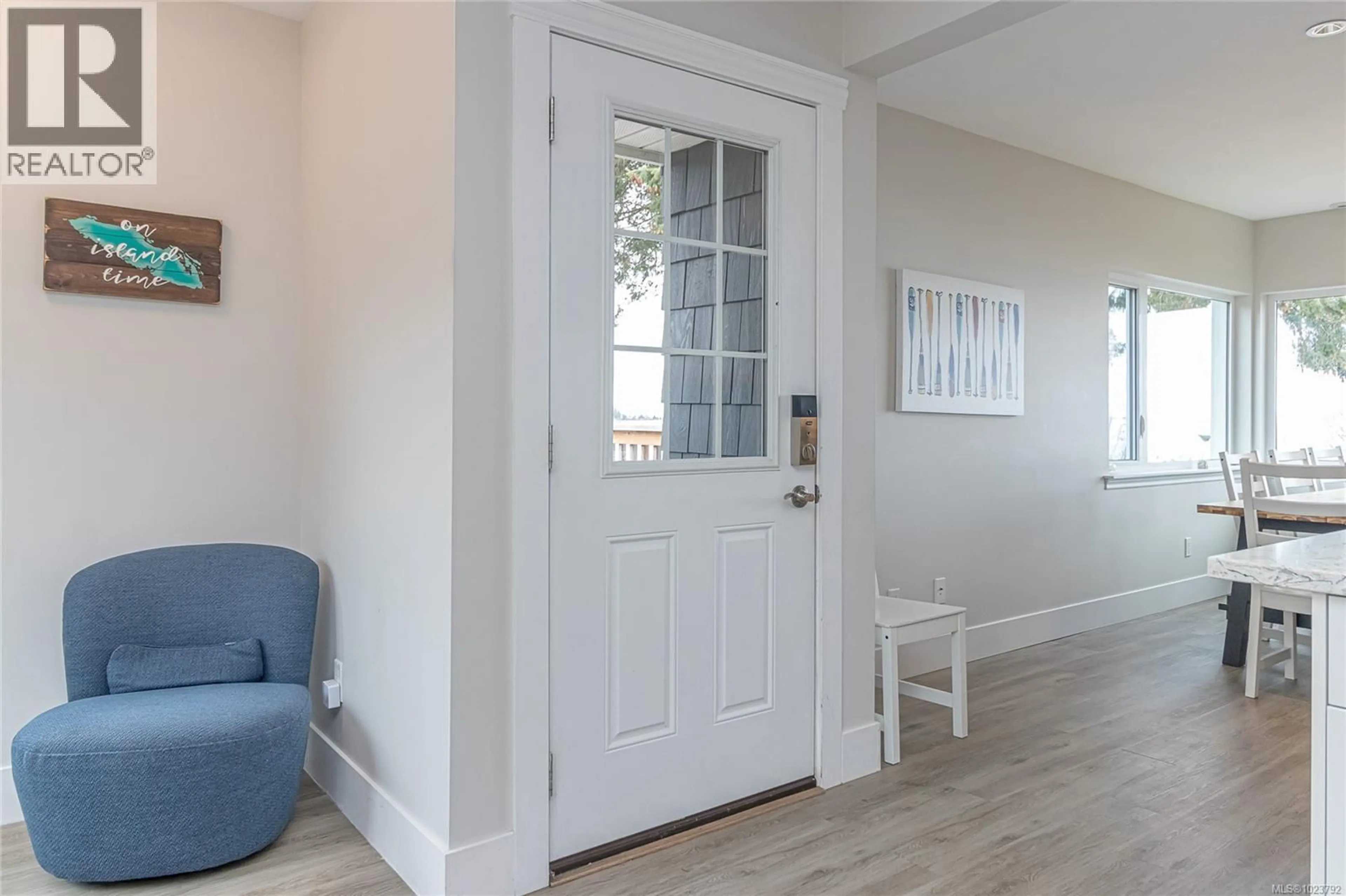 Indoor entryway for 484 BAY STREET, Qualicum Beach British Columbia V9K1J9