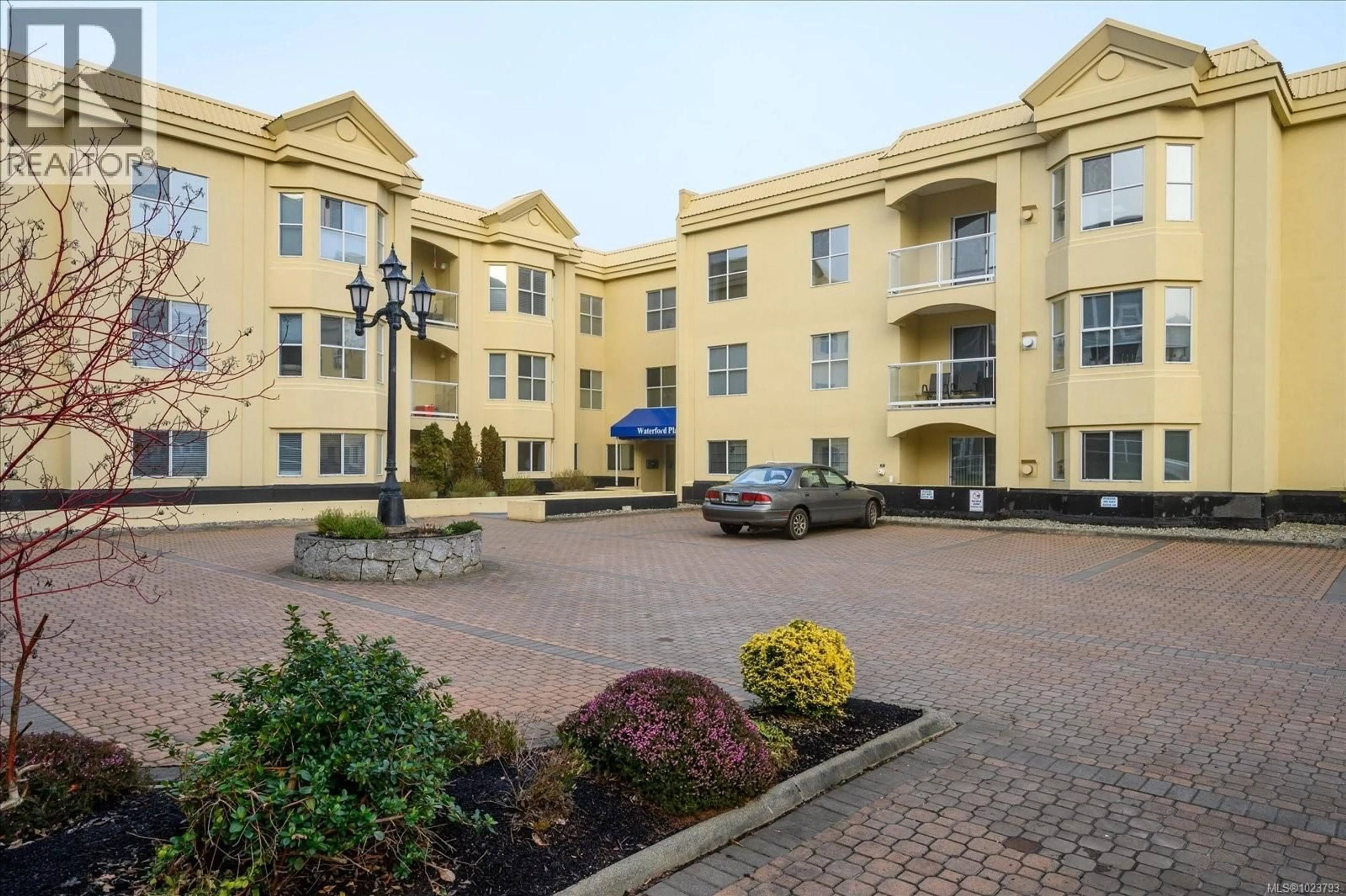 Patio, building for 303 - 220 ISLAND HIGHWAY WEST, Parksville British Columbia V9P2P3