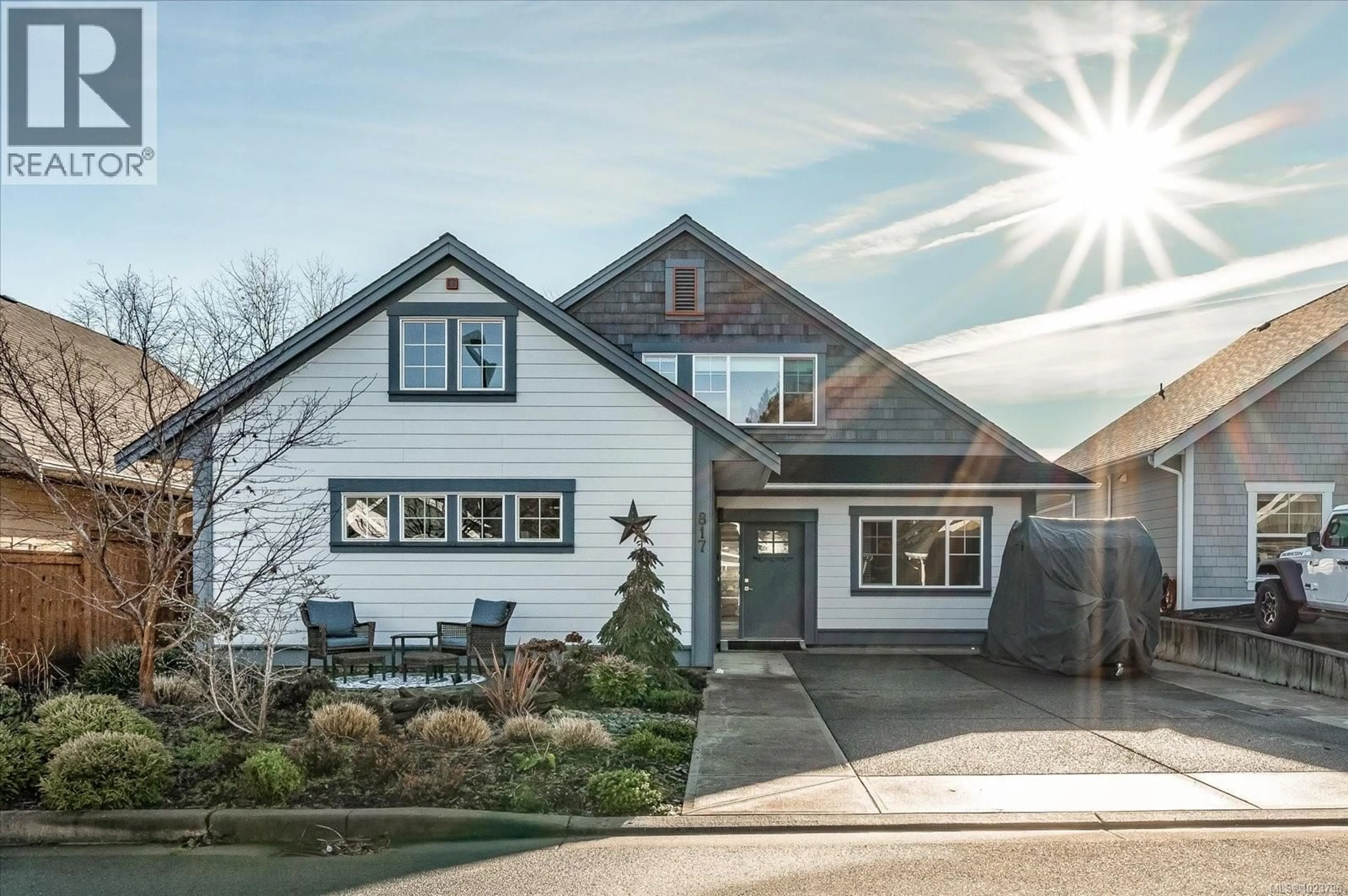 Home with vinyl exterior material, street for 817 STANHOPE ROAD, Parksville British Columbia V9P0C7