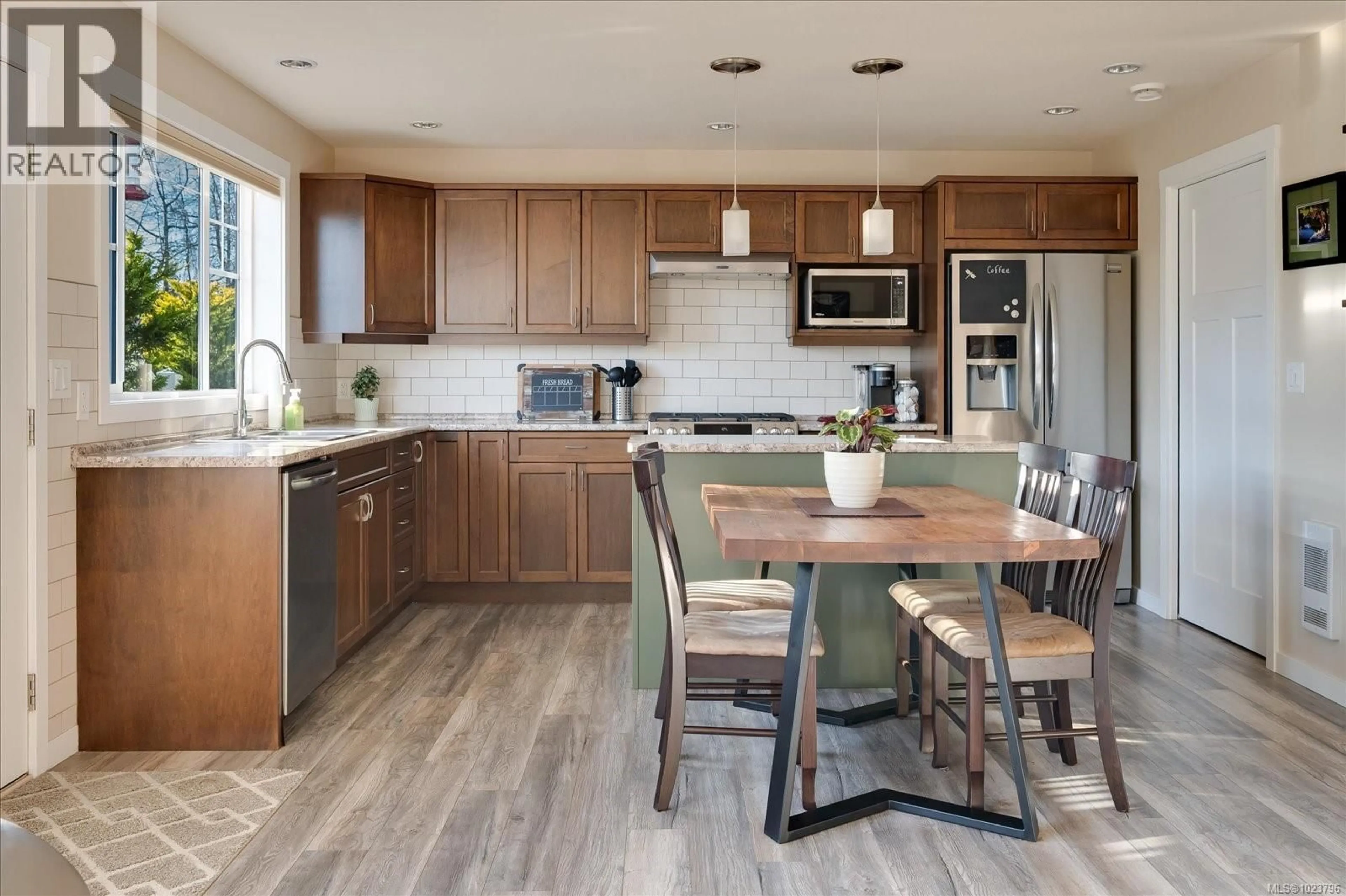 Open concept kitchen, unknown for 817 STANHOPE ROAD, Parksville British Columbia V9P0C7