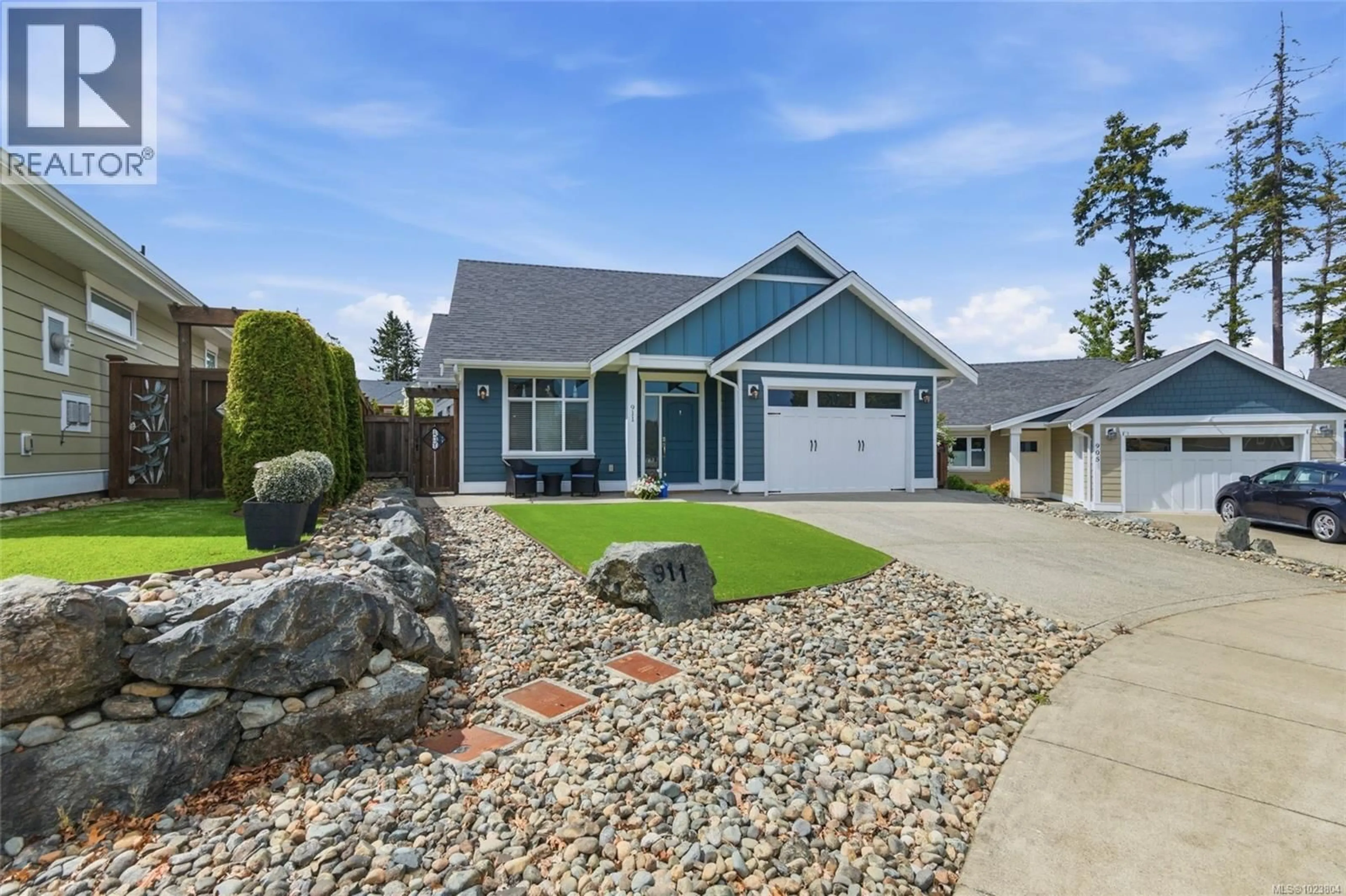 Home with vinyl exterior material, street for 911 PARKSIDE CRESCENT, Parksville British Columbia V9P0C7