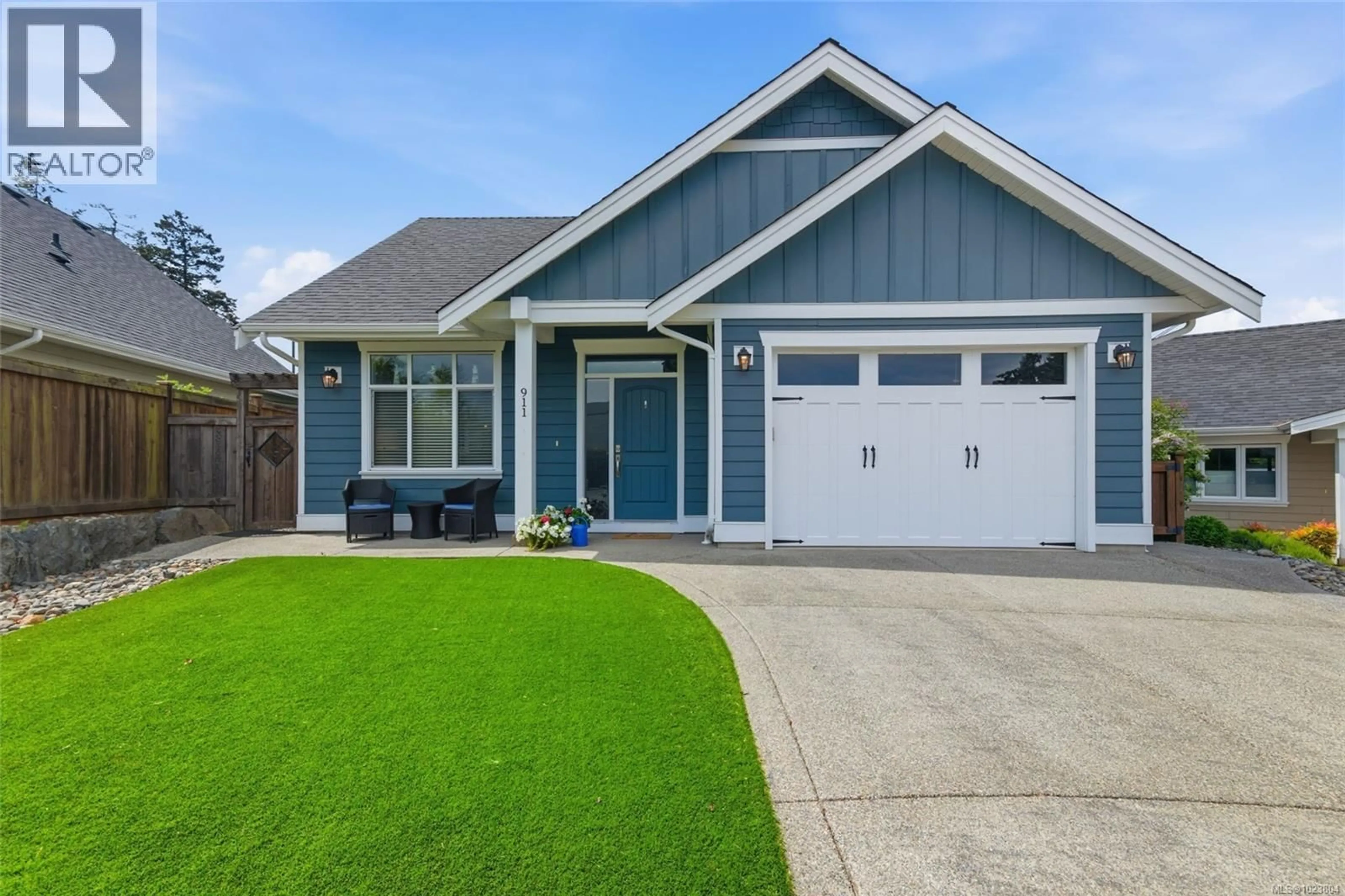 Home with vinyl exterior material, street for 911 PARKSIDE CRESCENT, Parksville British Columbia V9P0C7