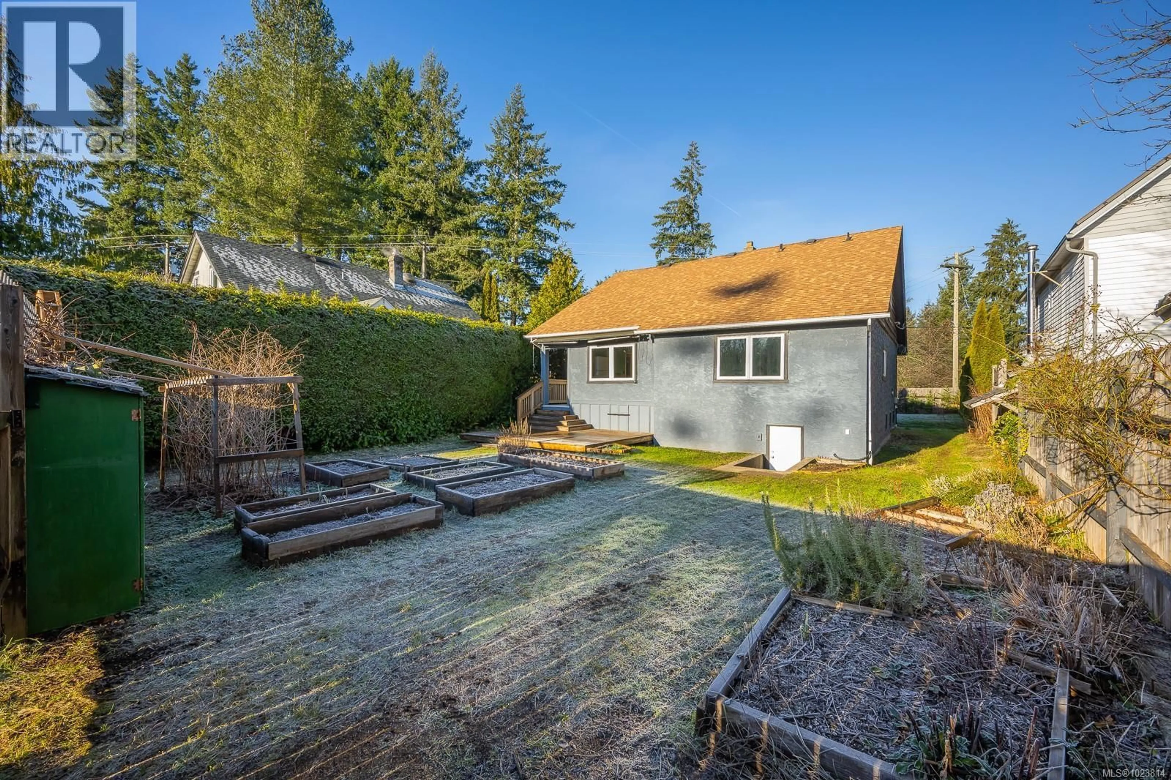 A pic from outside/outdoor area/front of a property/back of a property/a pic from drone, street for 1120 5TH STREET, Courtenay British Columbia V9N1L6