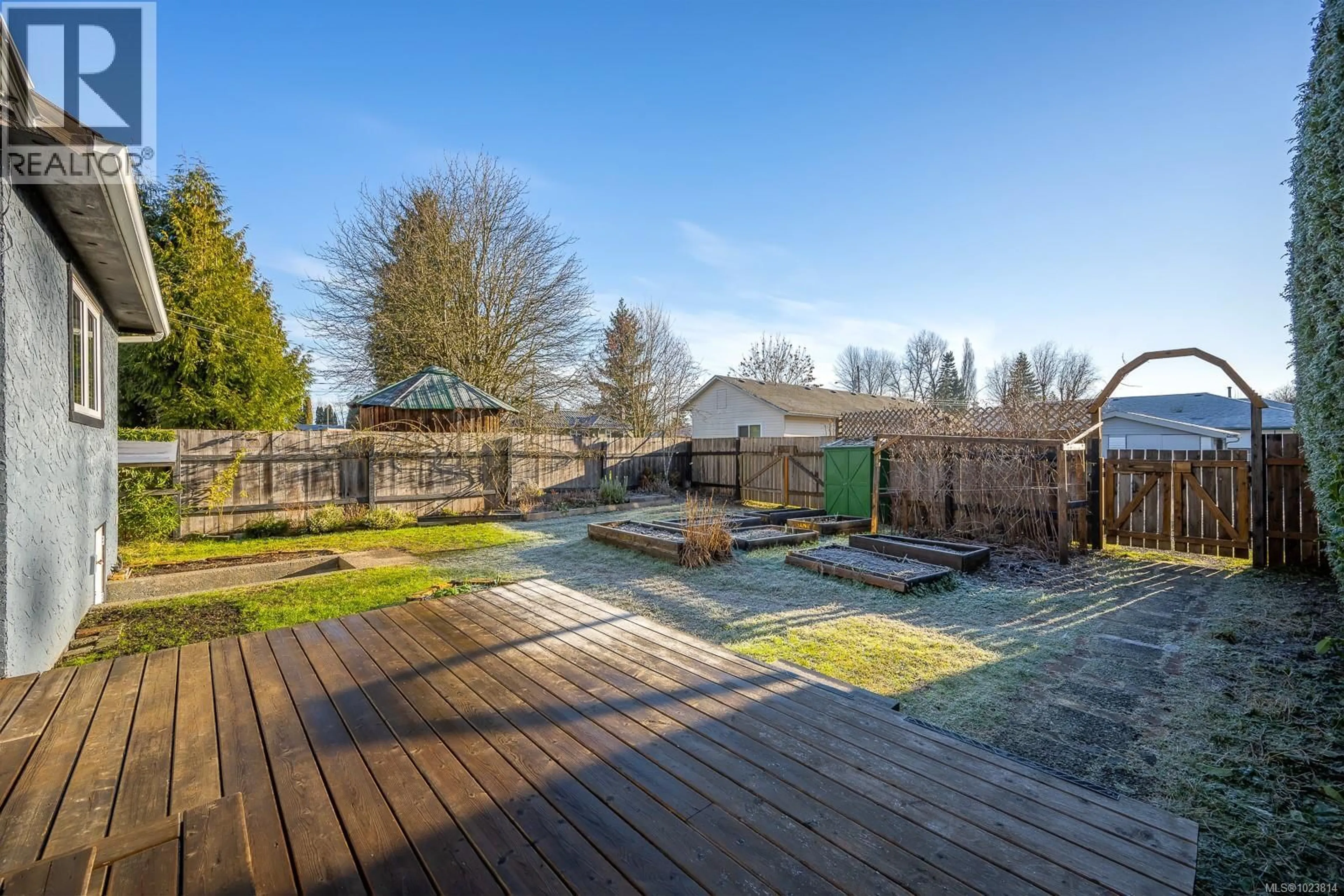 A pic from outside/outdoor area/front of a property/back of a property/a pic from drone, unknown for 1120 5TH STREET, Courtenay British Columbia V9N1L6