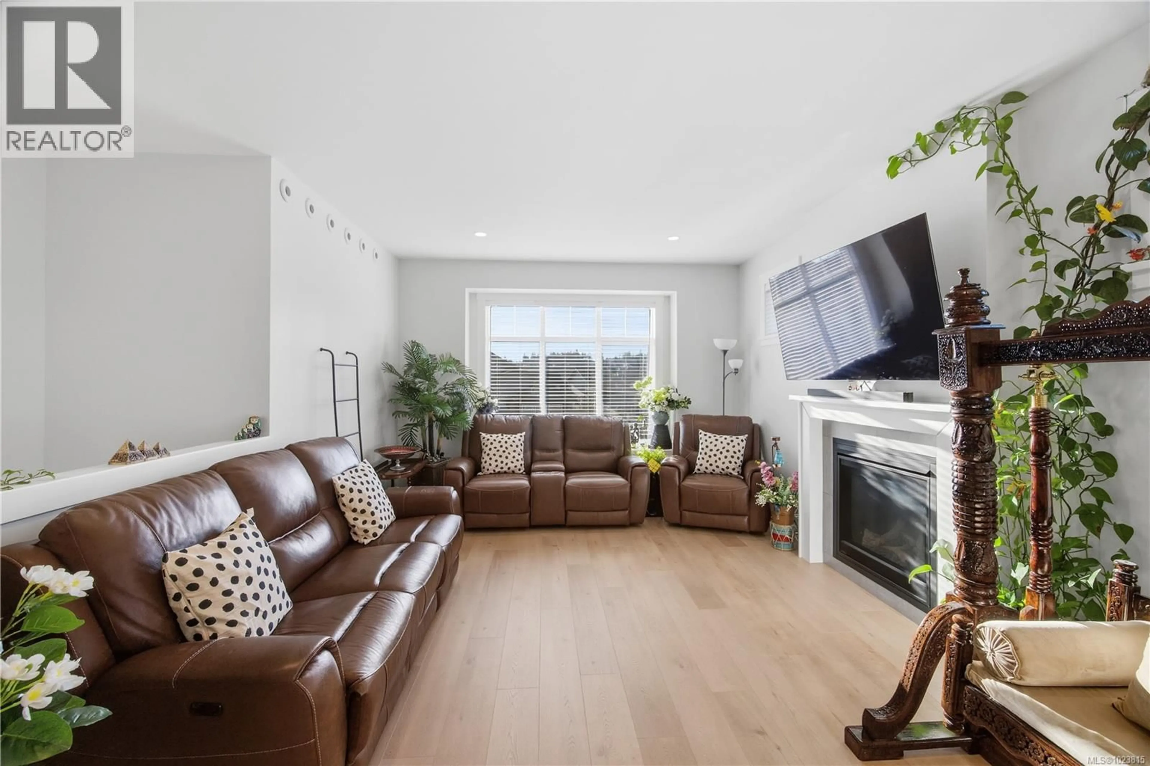 Living room with furniture, wood/laminate floor for 362 TIDELINE LANE, Colwood British Columbia V9C0P8