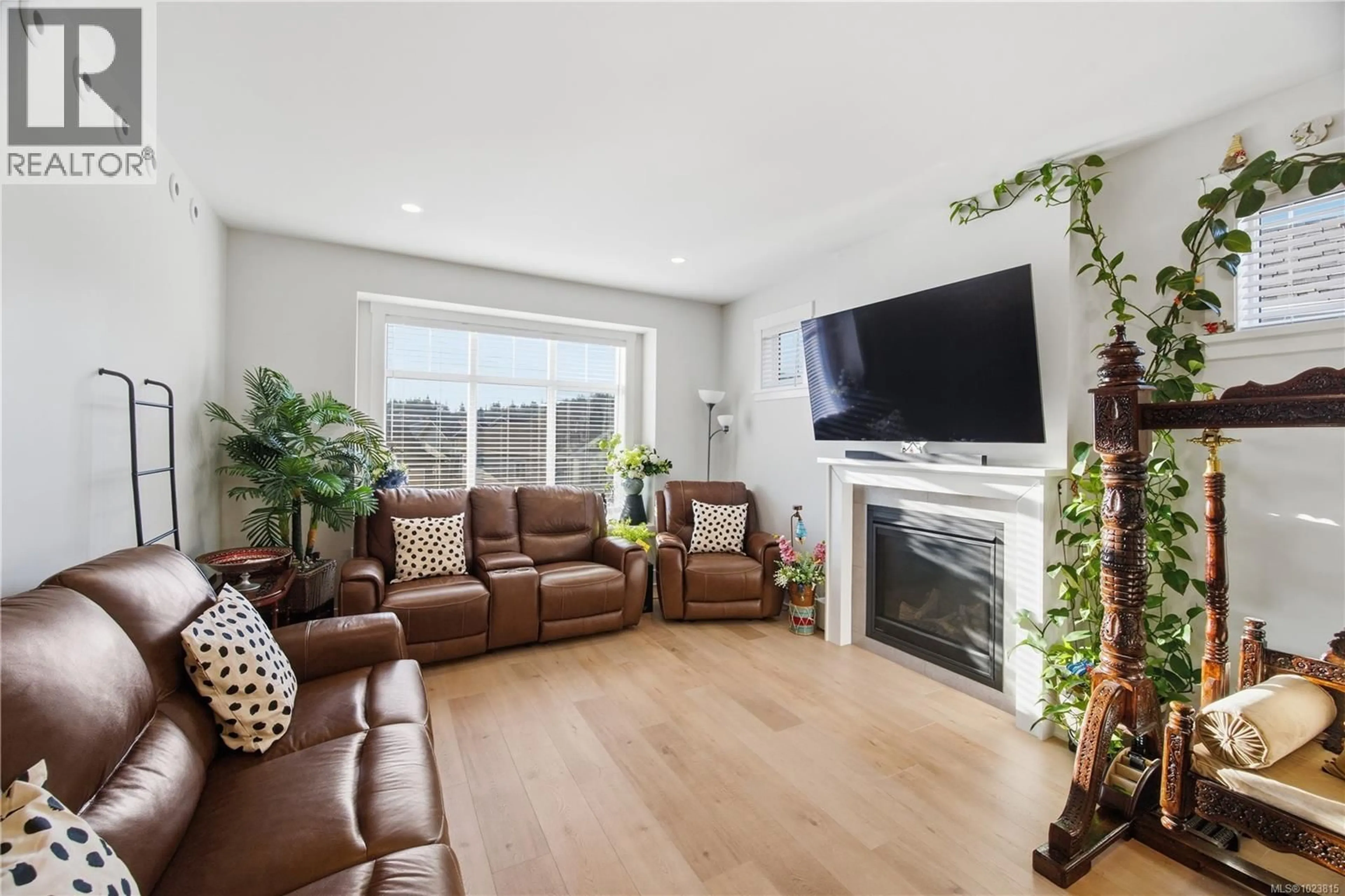 Living room with furniture, wood/laminate floor for 362 TIDELINE LANE, Colwood British Columbia V9C0P8