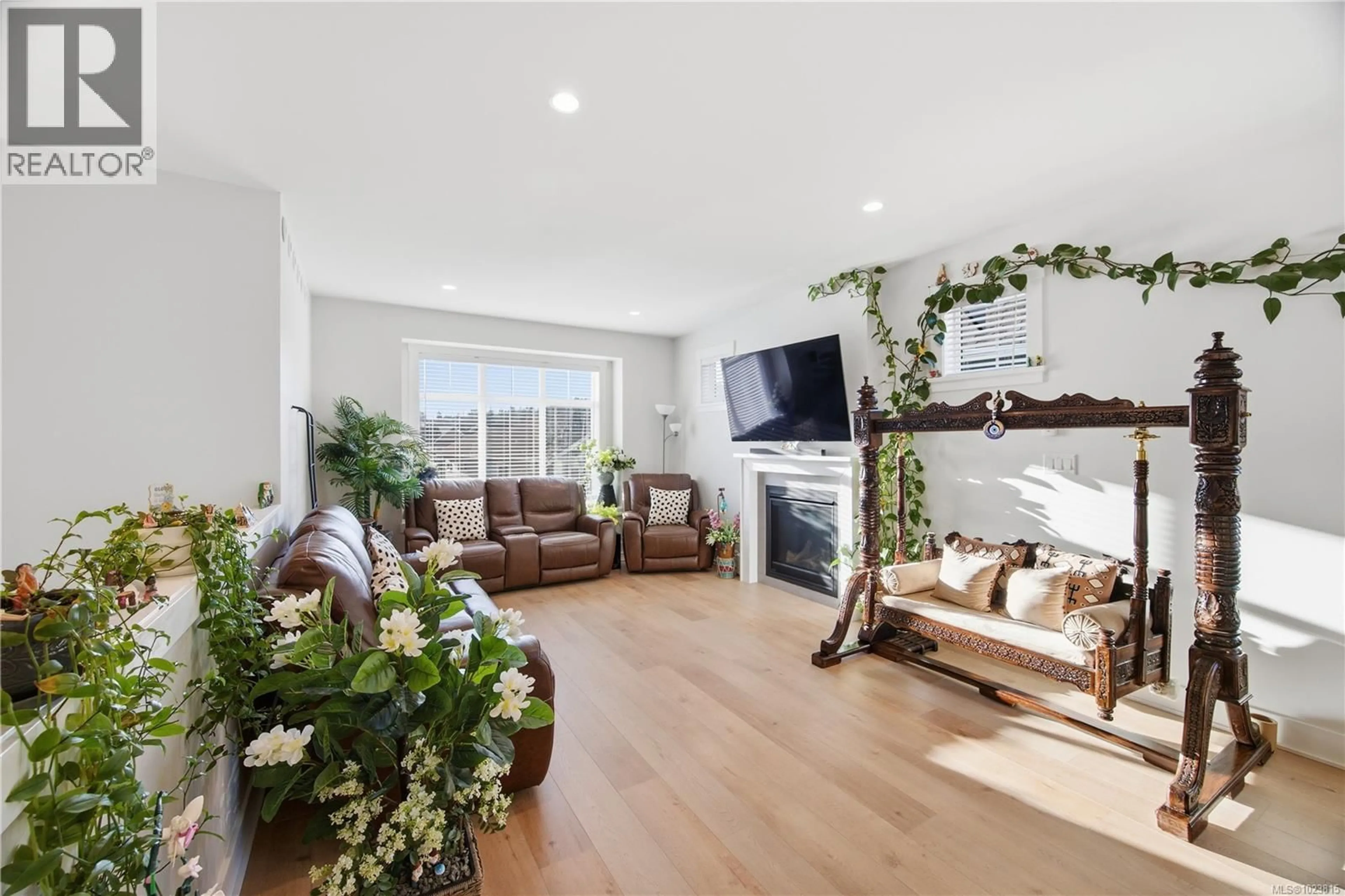 Living room with furniture, wood/laminate floor for 362 TIDELINE LANE, Colwood British Columbia V9C0P8