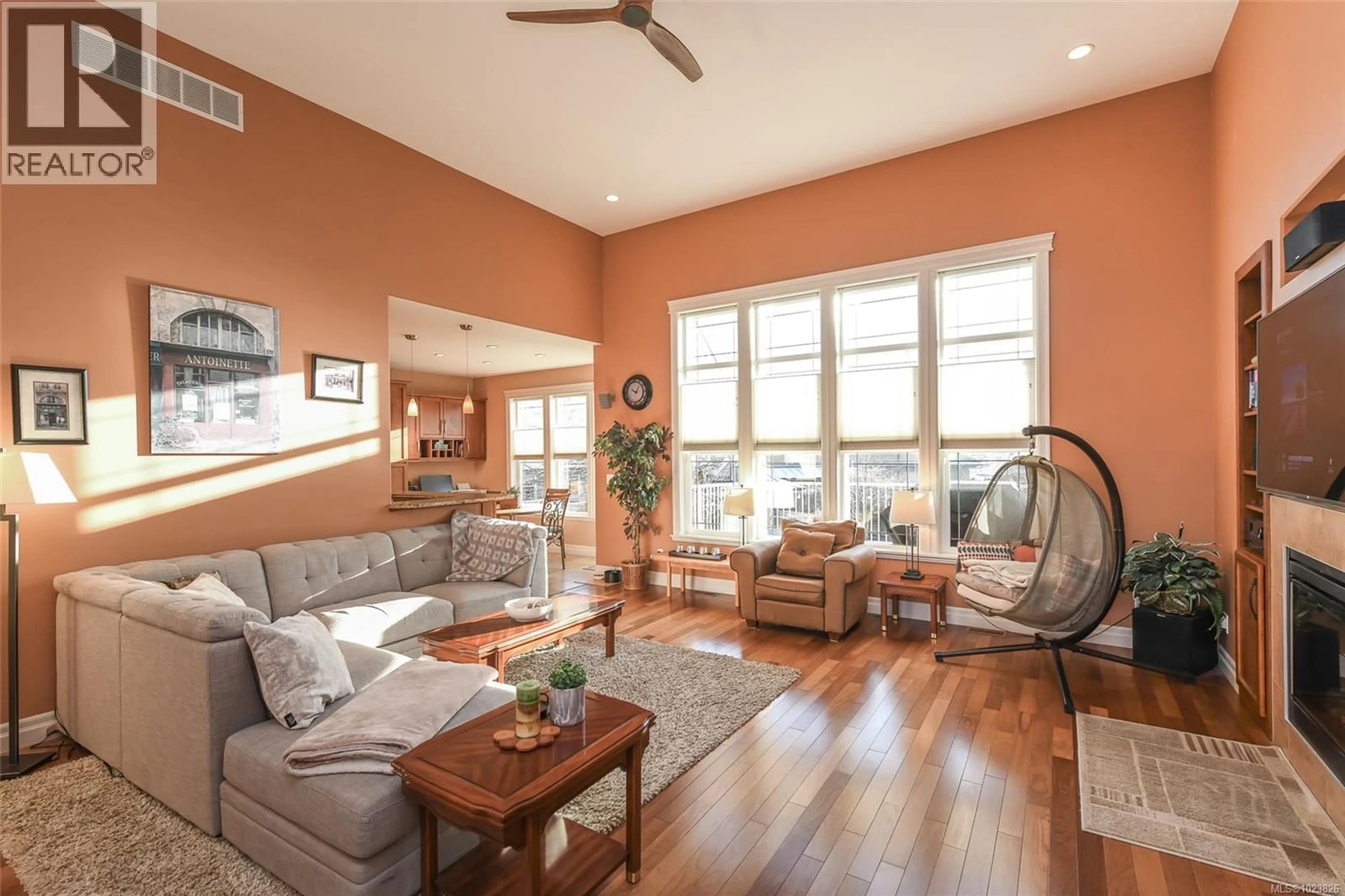 Living room with furniture, wood/laminate floor for 2983 THURSTON PLACE, Campbell River British Columbia V9H0A6