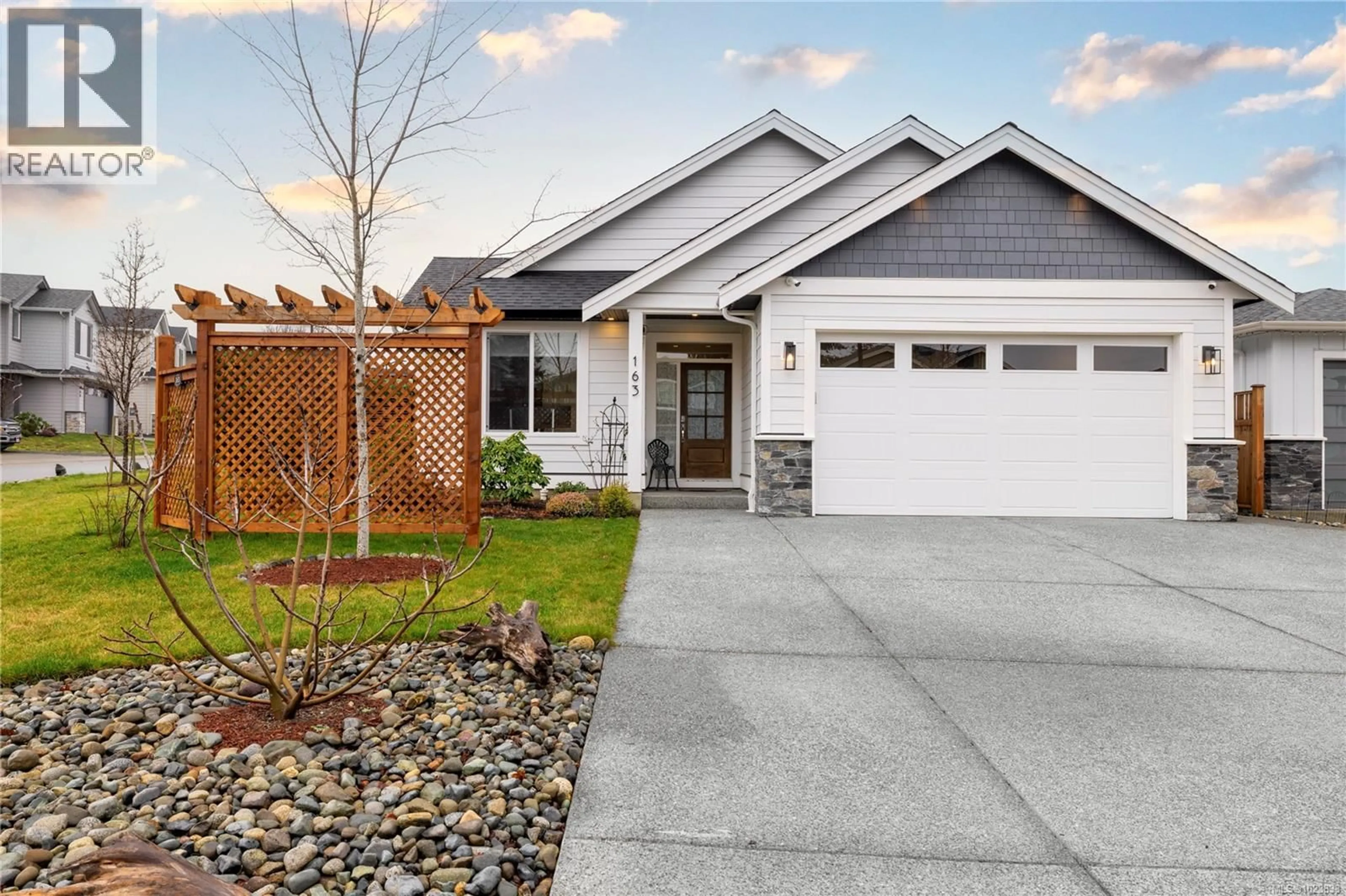 Home with vinyl exterior material, street for 163 CABOT COURT, Parksville British Columbia V9P0G6