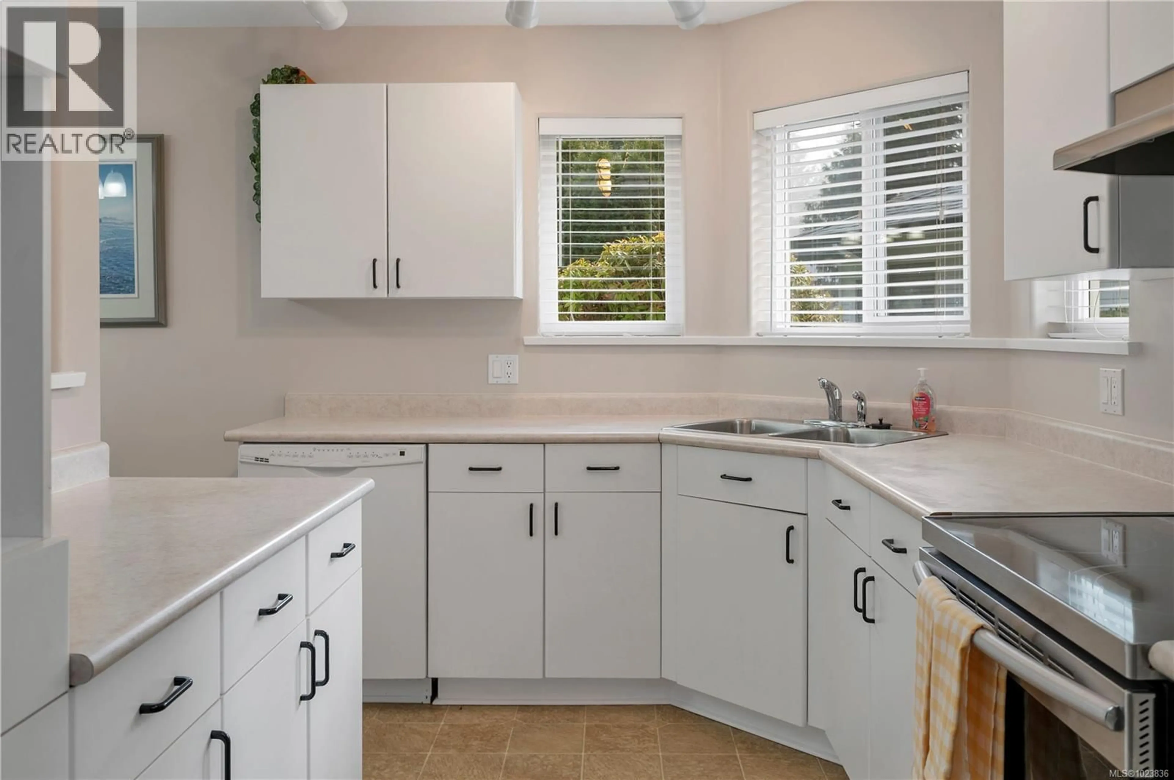 Standard kitchen, ceramic/tile floor for 32 - 396 HARROGATE ROAD, Campbell River British Columbia V9W1W2