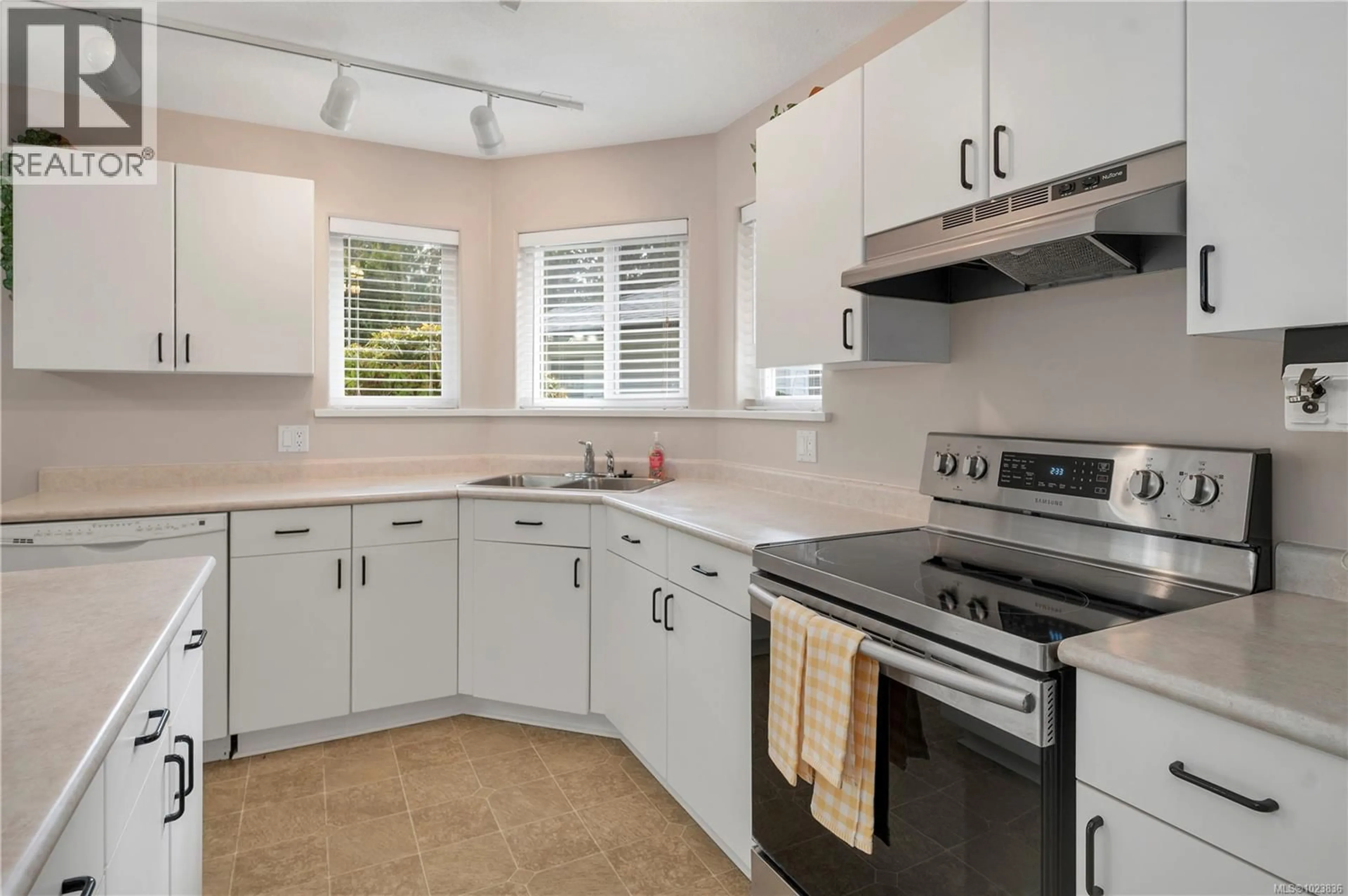 Standard kitchen, ceramic/tile floor for 32 - 396 HARROGATE ROAD, Campbell River British Columbia V9W1W2
