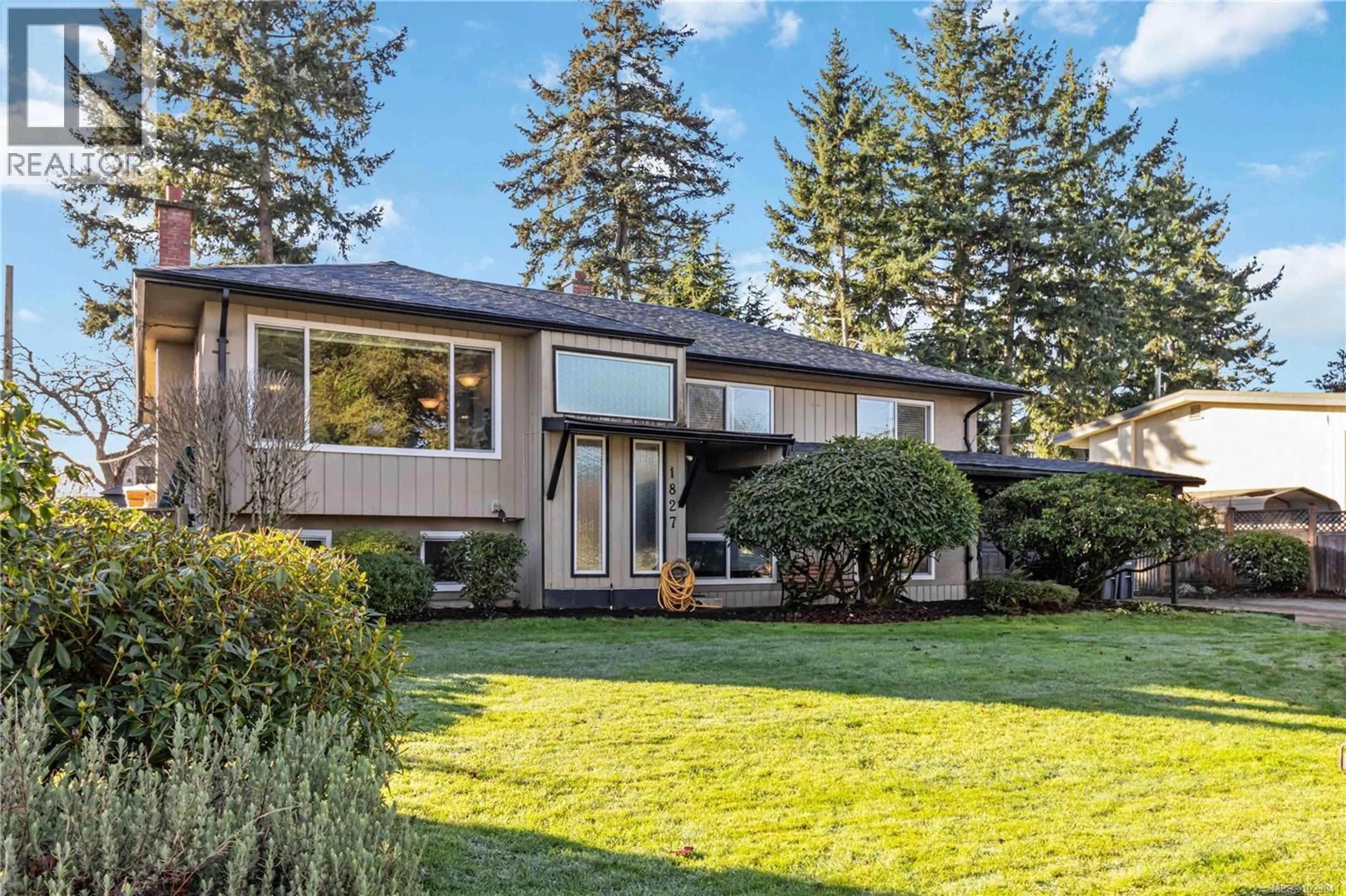 Home with vinyl exterior material, street for 1827 DUNNETT CRESCENT, Saanich British Columbia V8N2P4