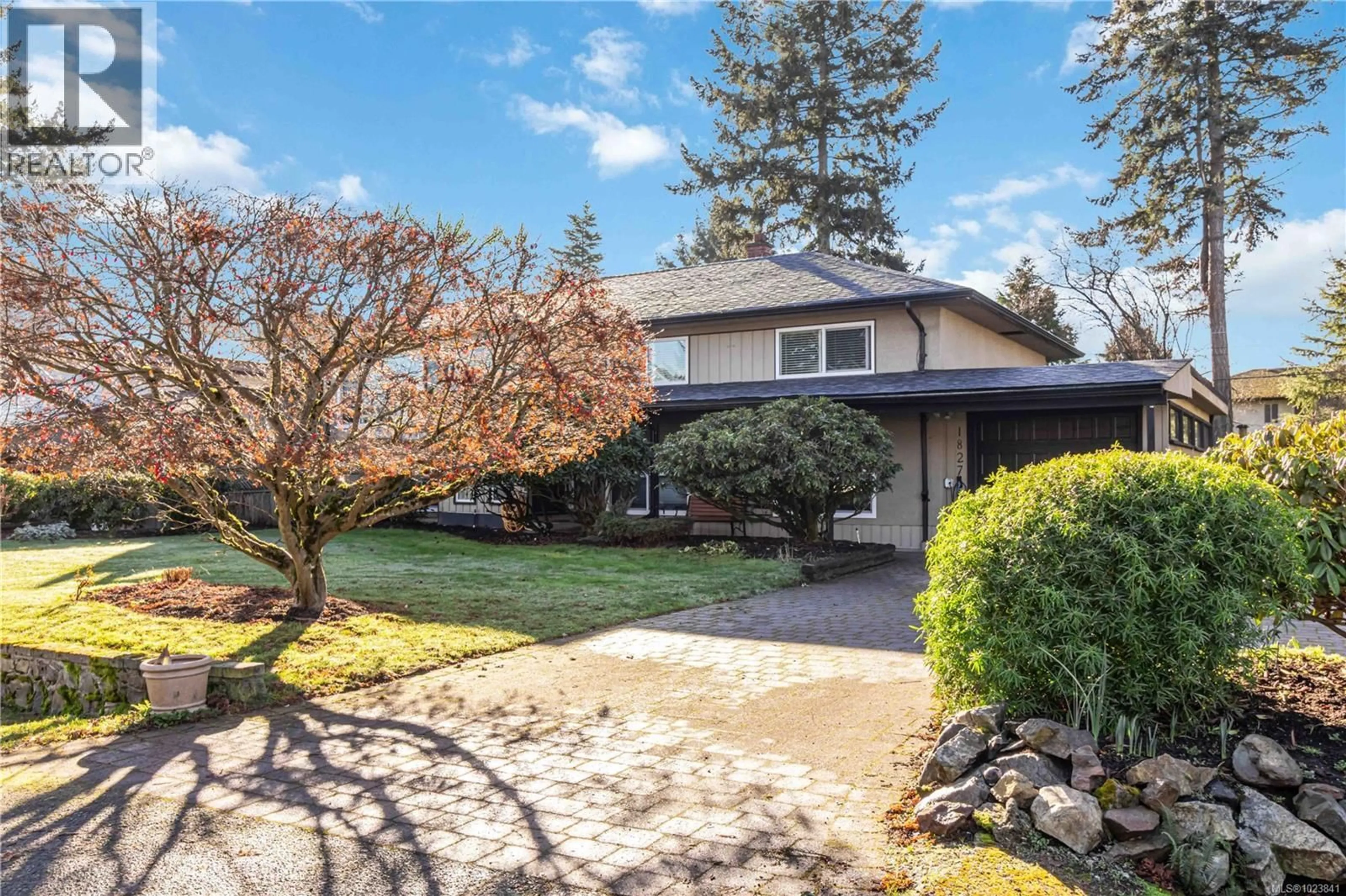 Home with vinyl exterior material, street for 1827 DUNNETT CRESCENT, Saanich British Columbia V8N2P4