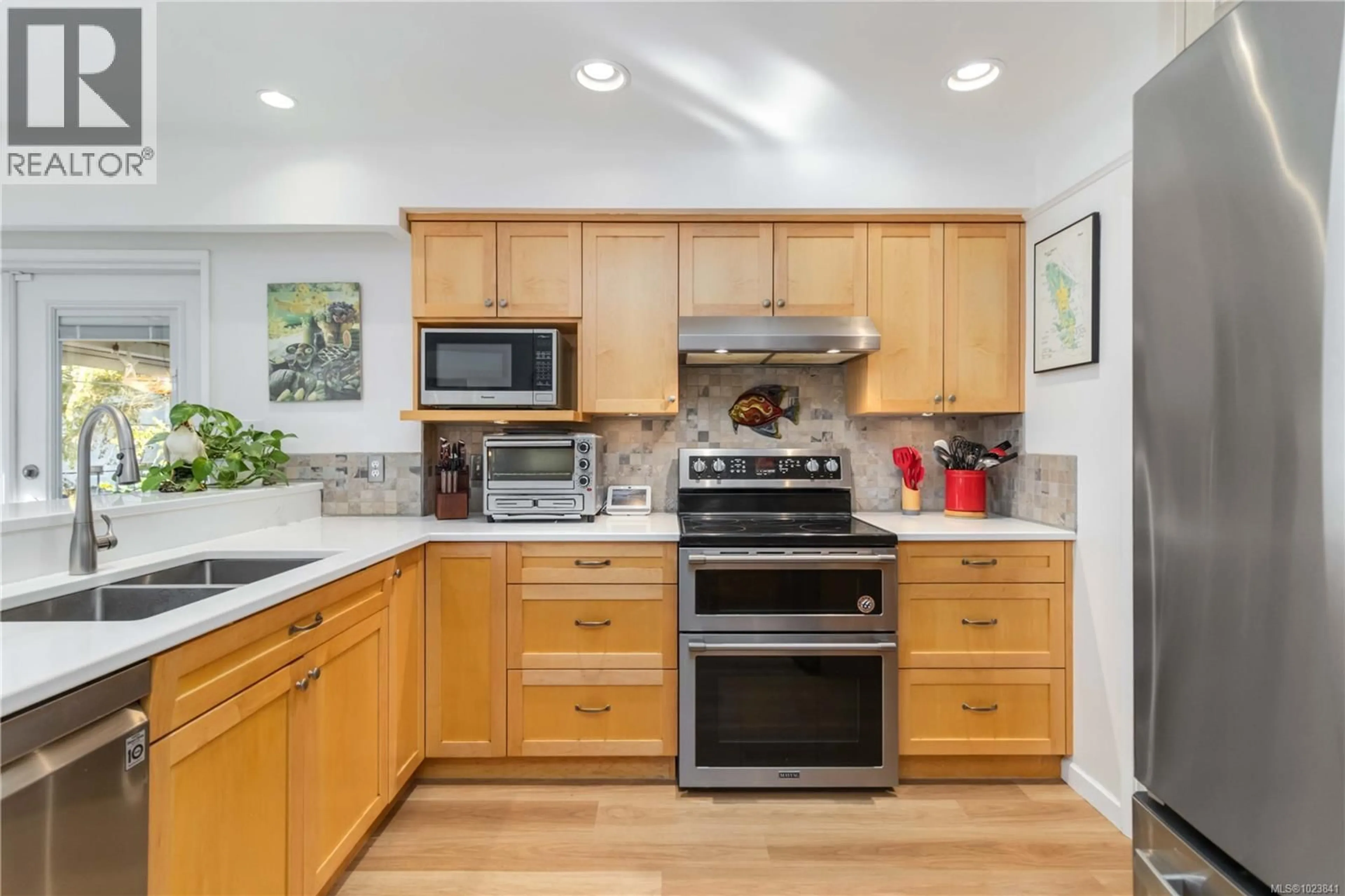 Open concept kitchen, unknown for 1827 DUNNETT CRESCENT, Saanich British Columbia V8N2P4