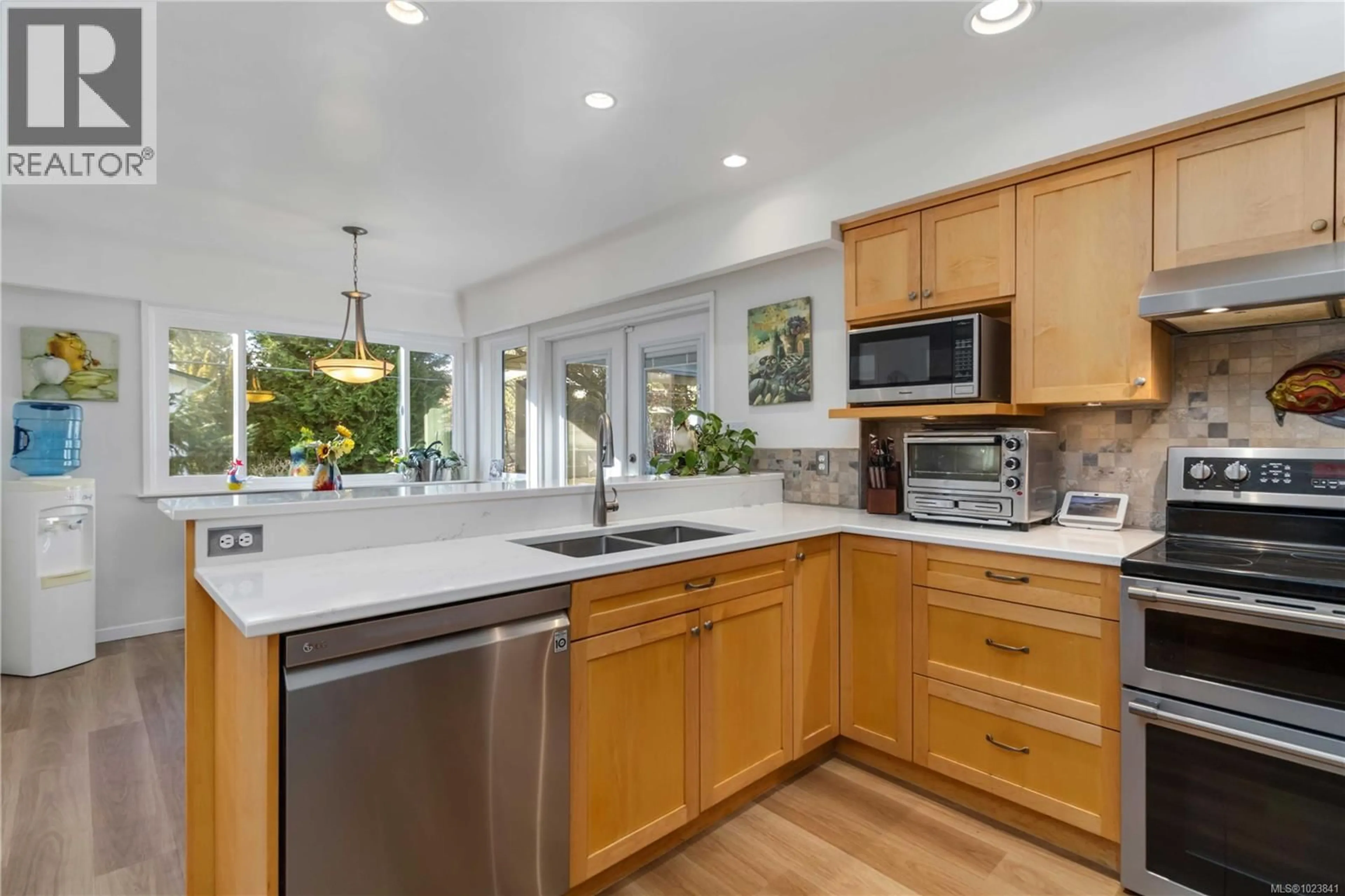 Open concept kitchen, ceramic/tile floor for 1827 DUNNETT CRESCENT, Saanich British Columbia V8N2P4