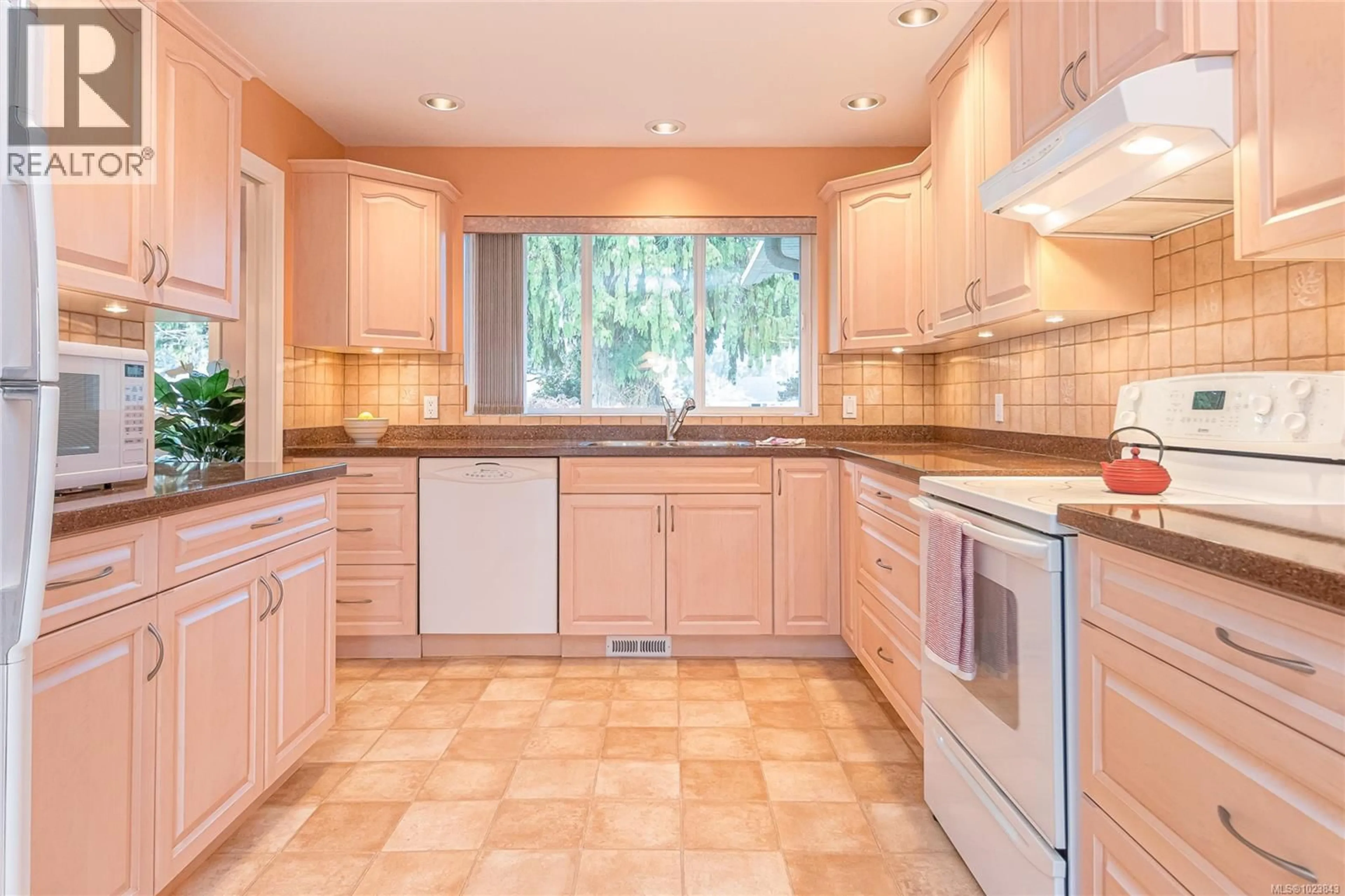 Standard kitchen, ceramic/tile floor for 625 YAMBURY ROAD, Qualicum Beach British Columbia V9K1C5