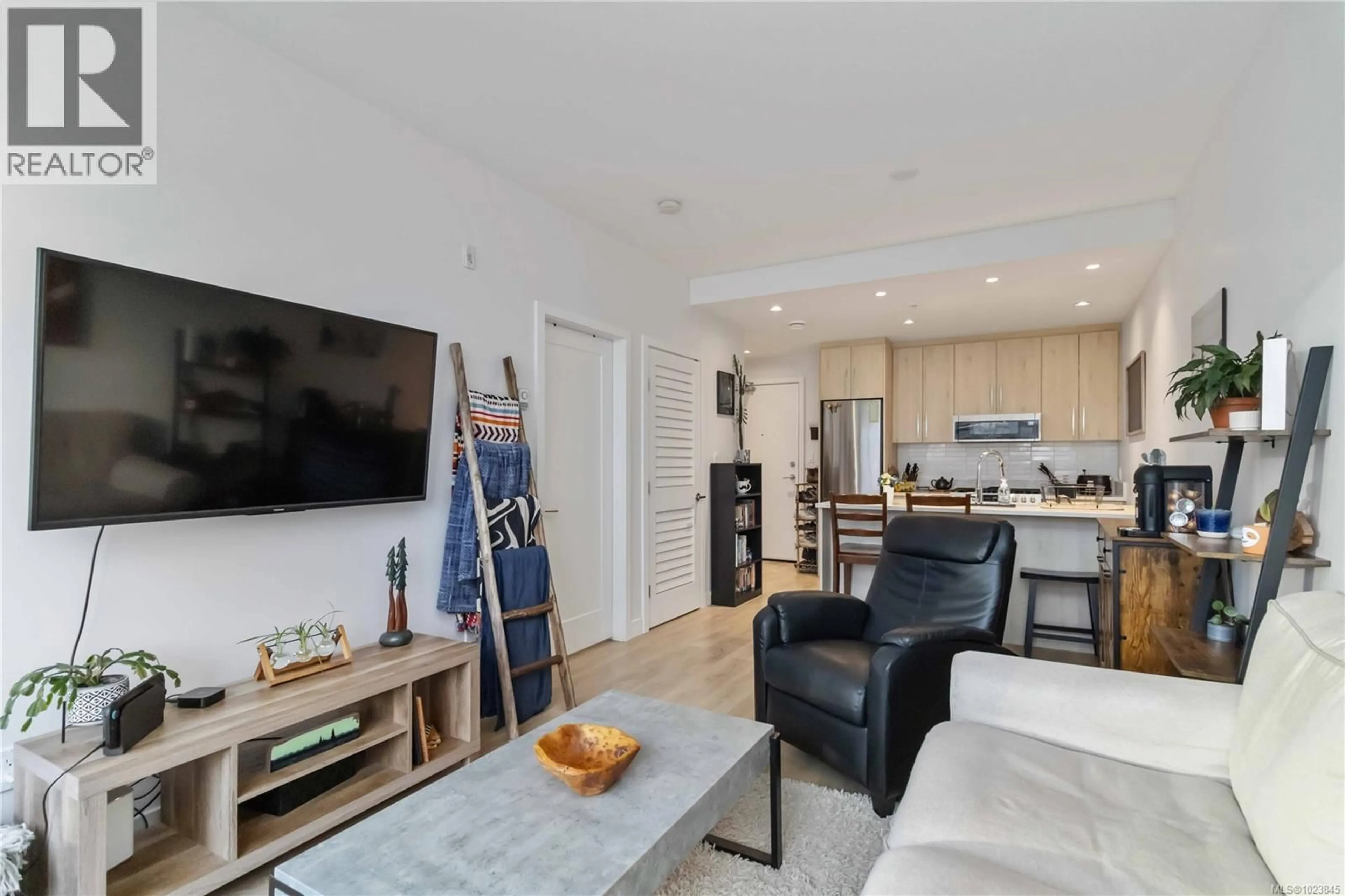 Living room with furniture, unknown for 302 - 9864 FOURTH STREET, Sidney British Columbia V8L2Z4