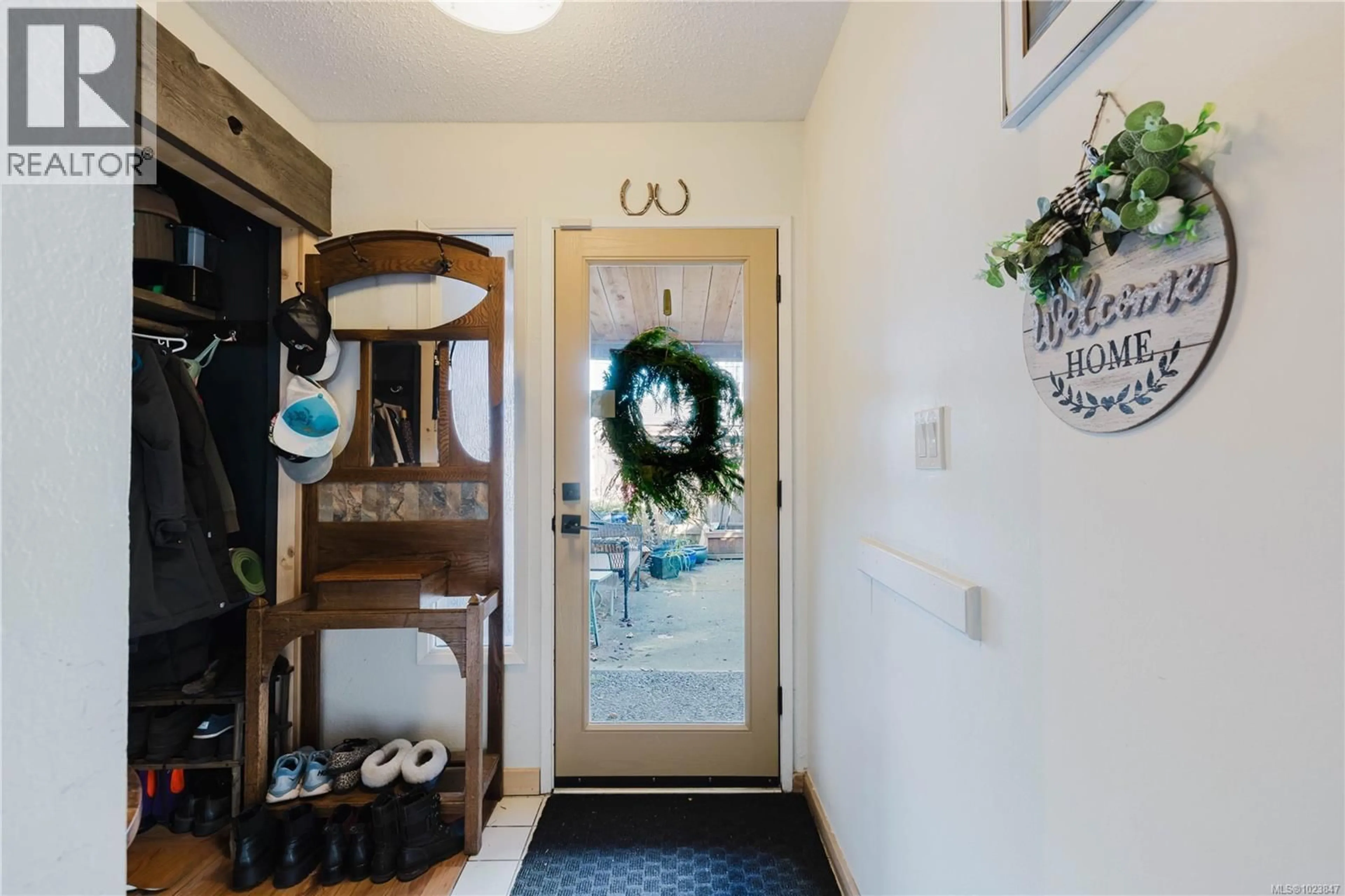Indoor entryway for 302 - 229 ONTARIO STREET, Victoria British Columbia V8V1N1