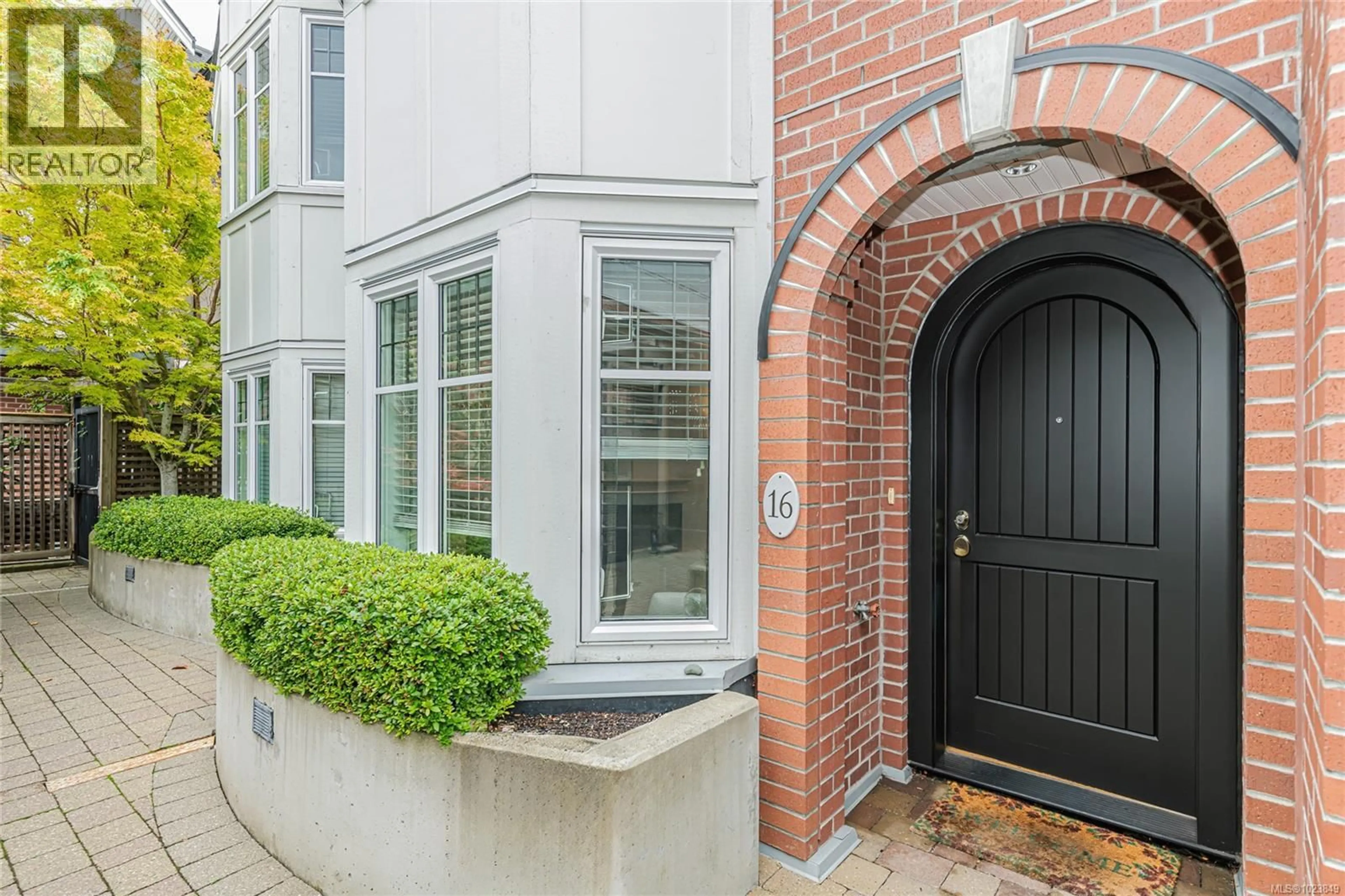 Home with brick exterior material, street for 16 - 675 SUPERIOR STREET, Victoria British Columbia V8V1V1