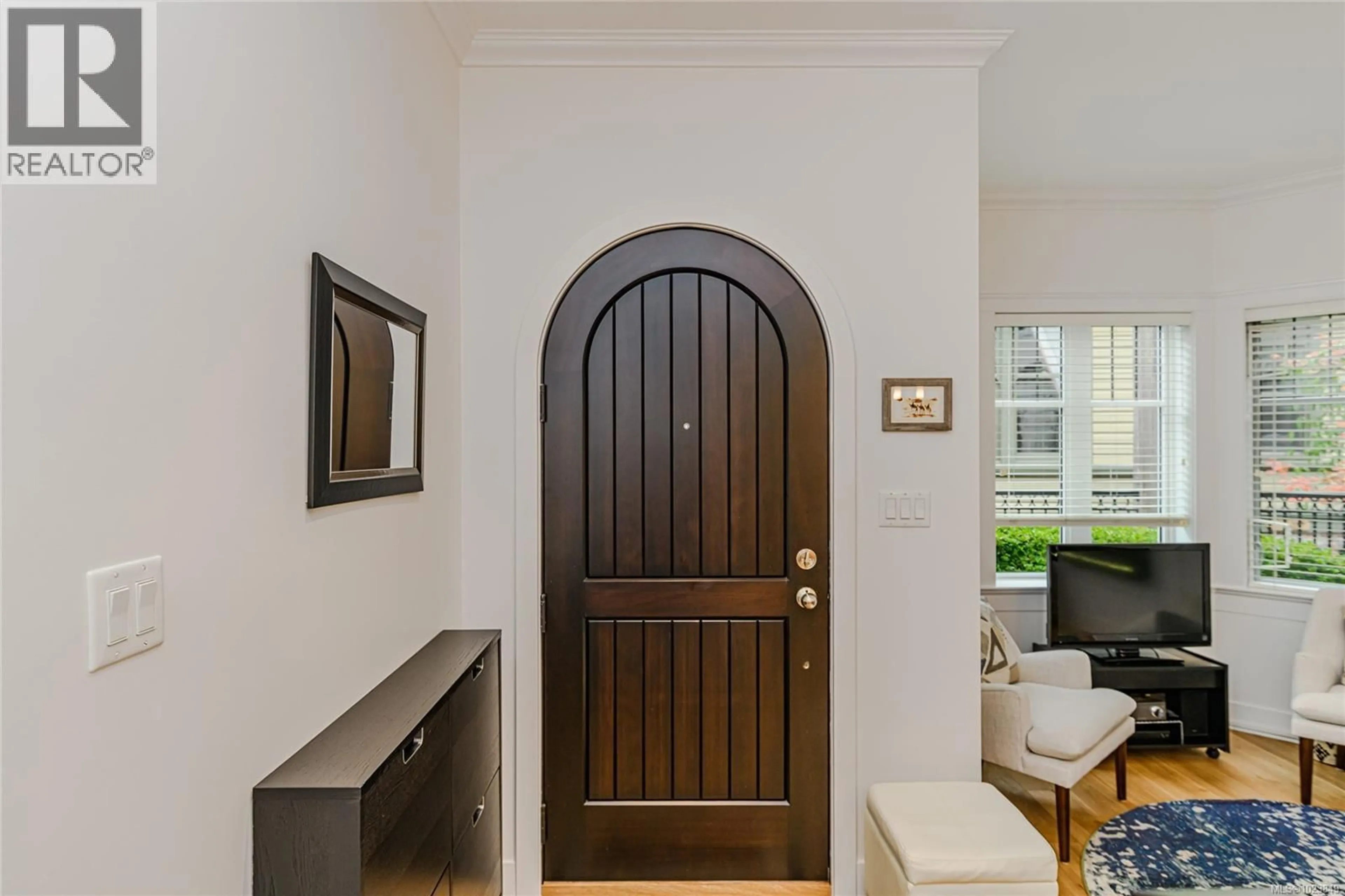 Indoor entryway for 16 - 675 SUPERIOR STREET, Victoria British Columbia V8V1V1