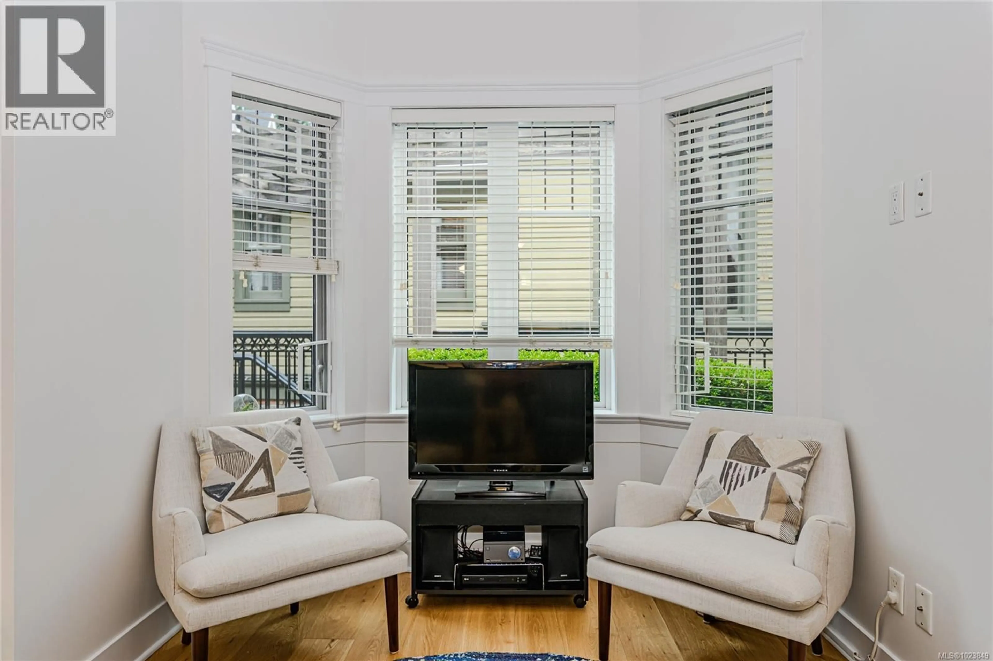 Living room with furniture, unknown for 16 - 675 SUPERIOR STREET, Victoria British Columbia V8V1V1