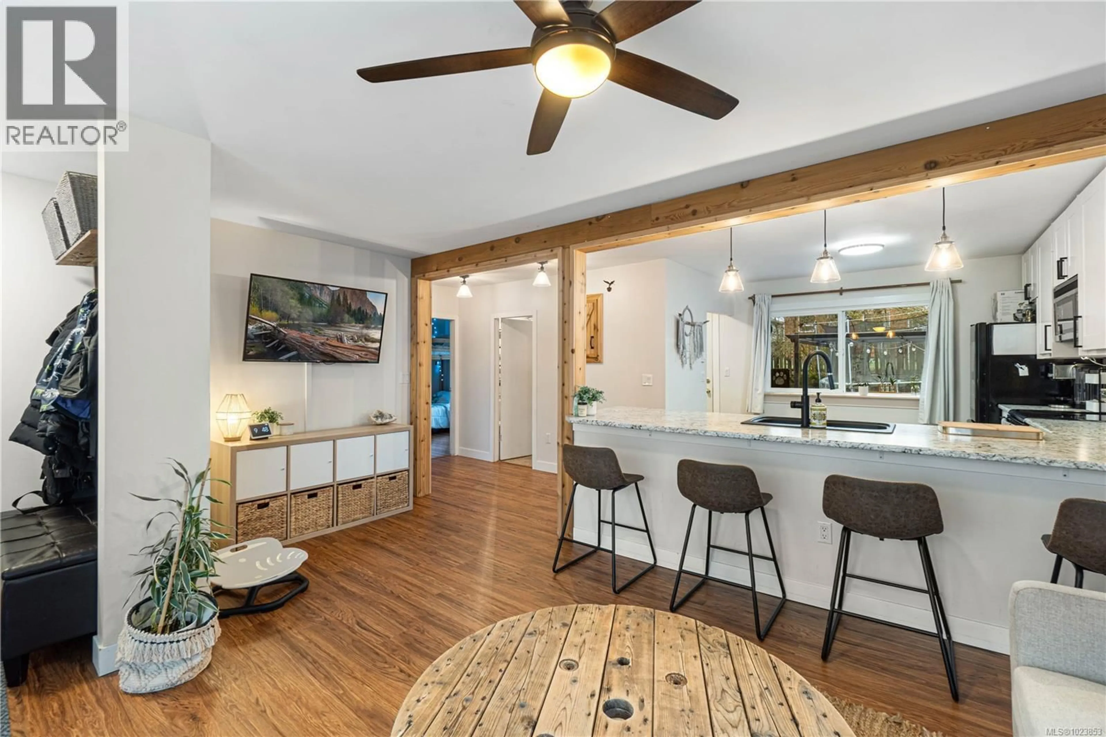 Open concept kitchen, wood/laminate floor for 759 CADOGAN STREET, Nanaimo British Columbia V9S1T9