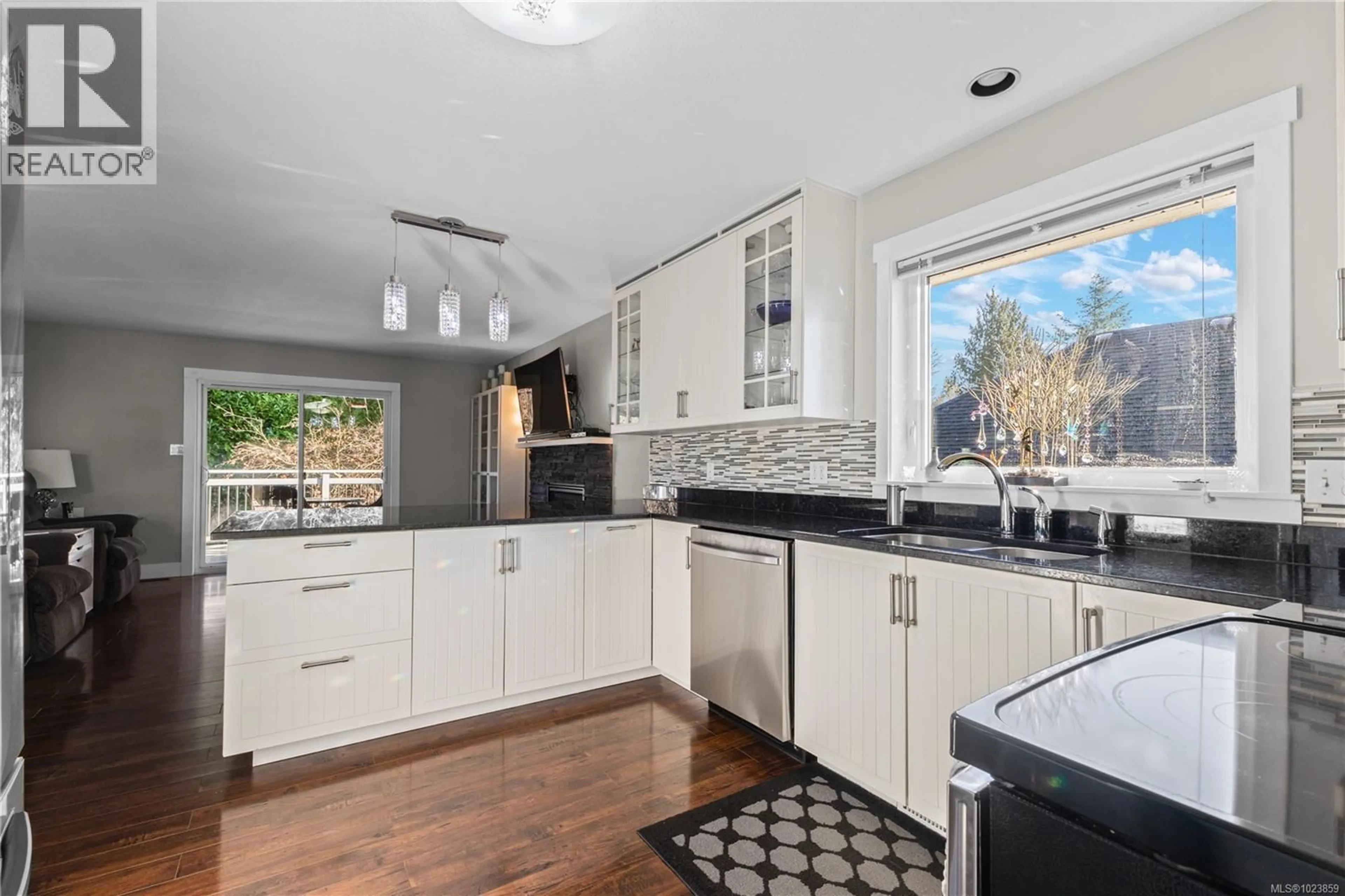 Open concept kitchen, ceramic/tile floor for 564 STEENBUCK DRIVE, Campbell River British Columbia V9W7R5