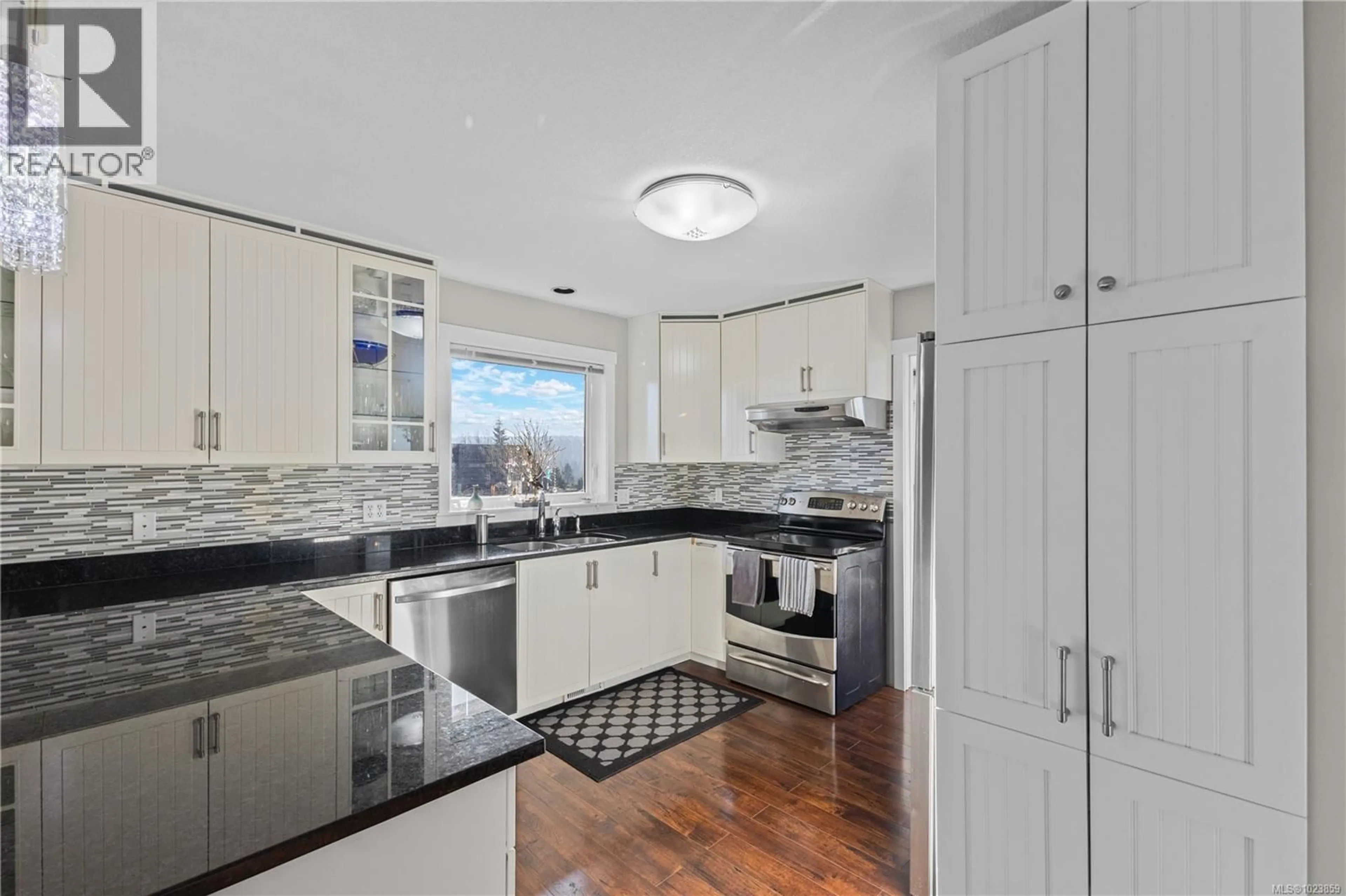 Standard kitchen, ceramic/tile floor for 564 STEENBUCK DRIVE, Campbell River British Columbia V9W7R5