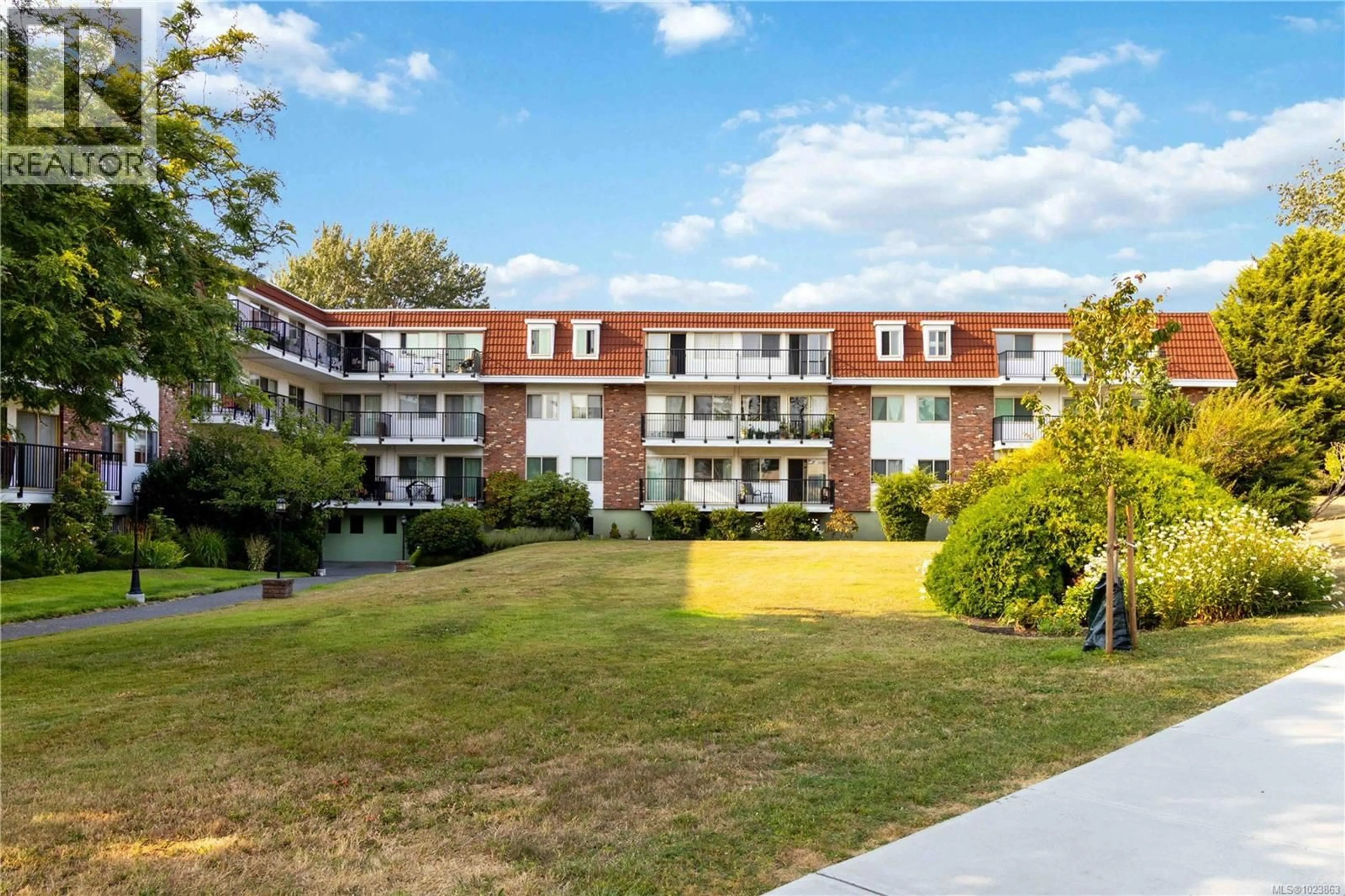 Patio, building for 304 - 1680 POPLAR AVENUE, Saanich British Columbia V8P4K7