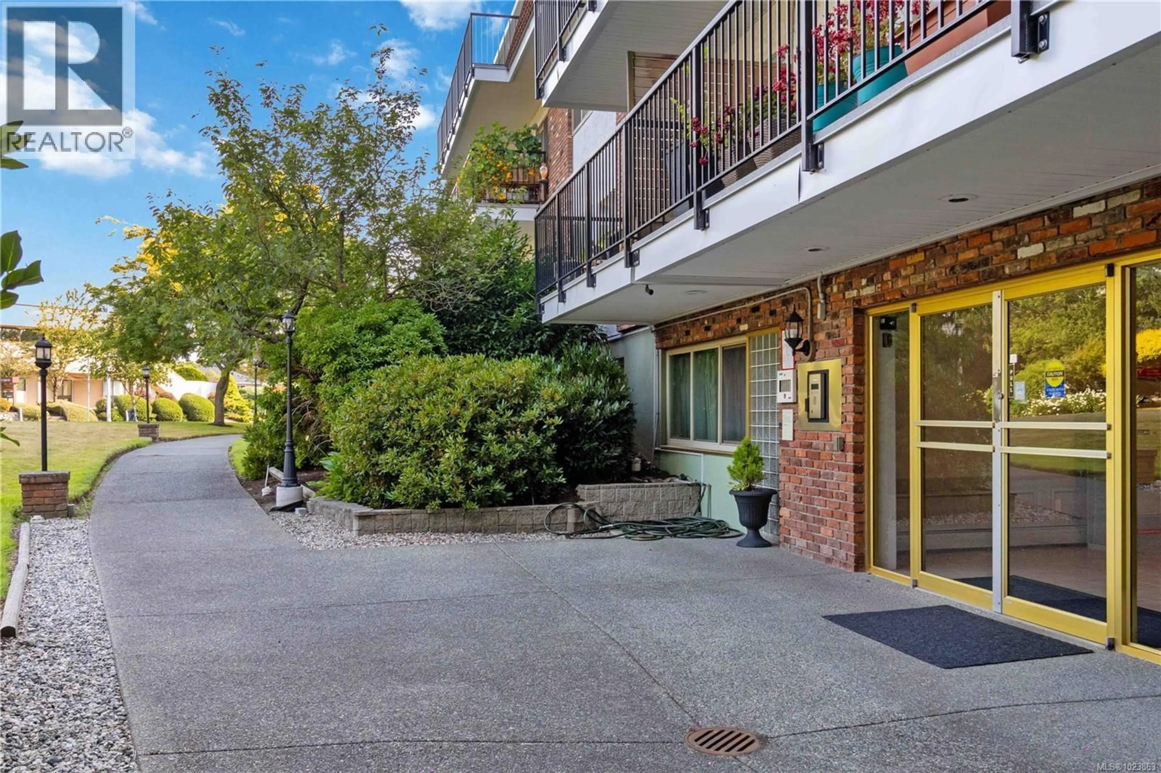 Patio, unknown for 304 - 1680 POPLAR AVENUE, Saanich British Columbia V8P4K7