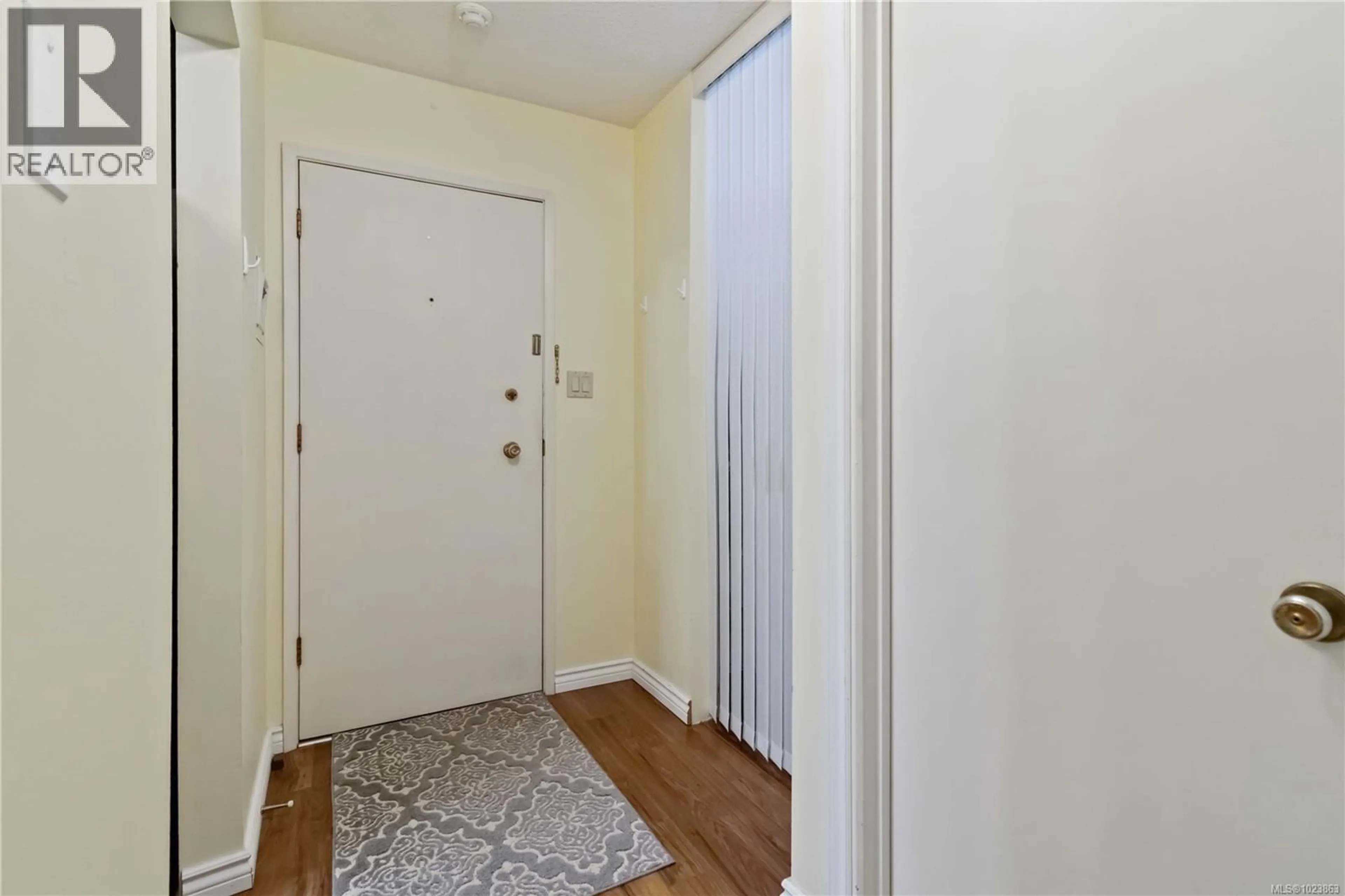 Indoor entryway for 304 - 1680 POPLAR AVENUE, Saanich British Columbia V8P4K7