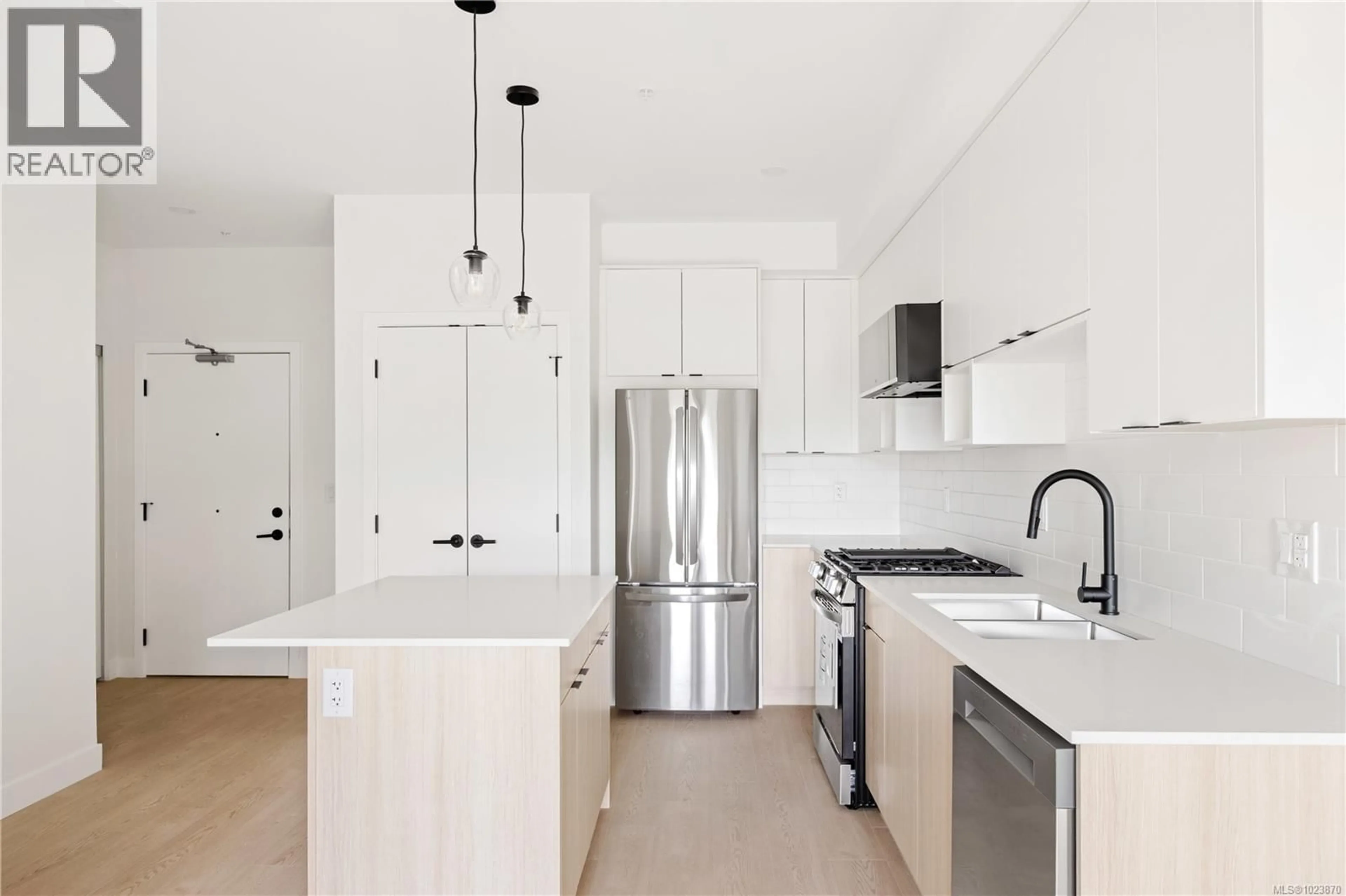 Open concept kitchen, ceramic/tile floor for 431 - 2629 MILLSTREAM ROAD, Langford British Columbia V9B3R8